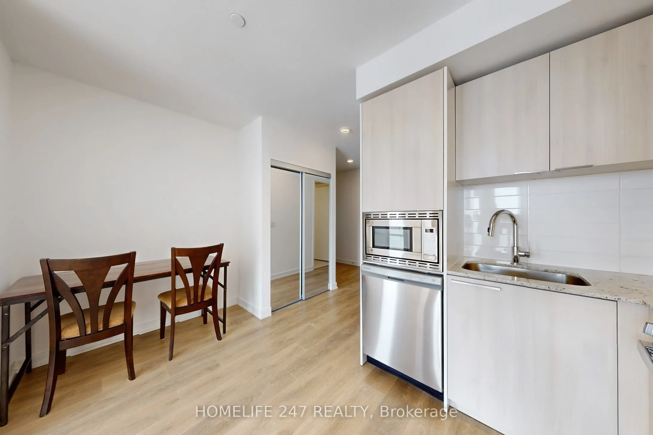 501 Yonge Street, #2701