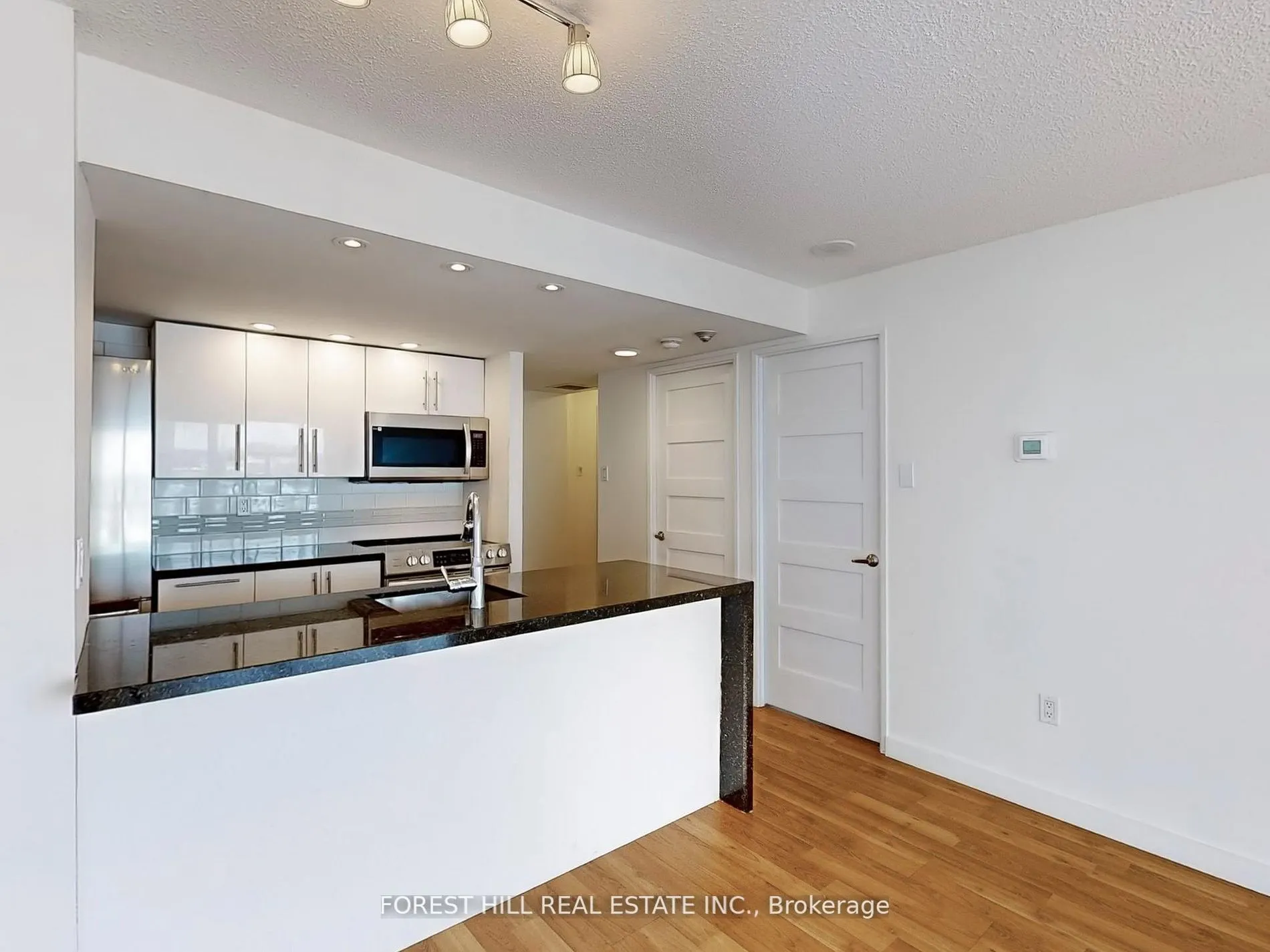725 King Street W, #901