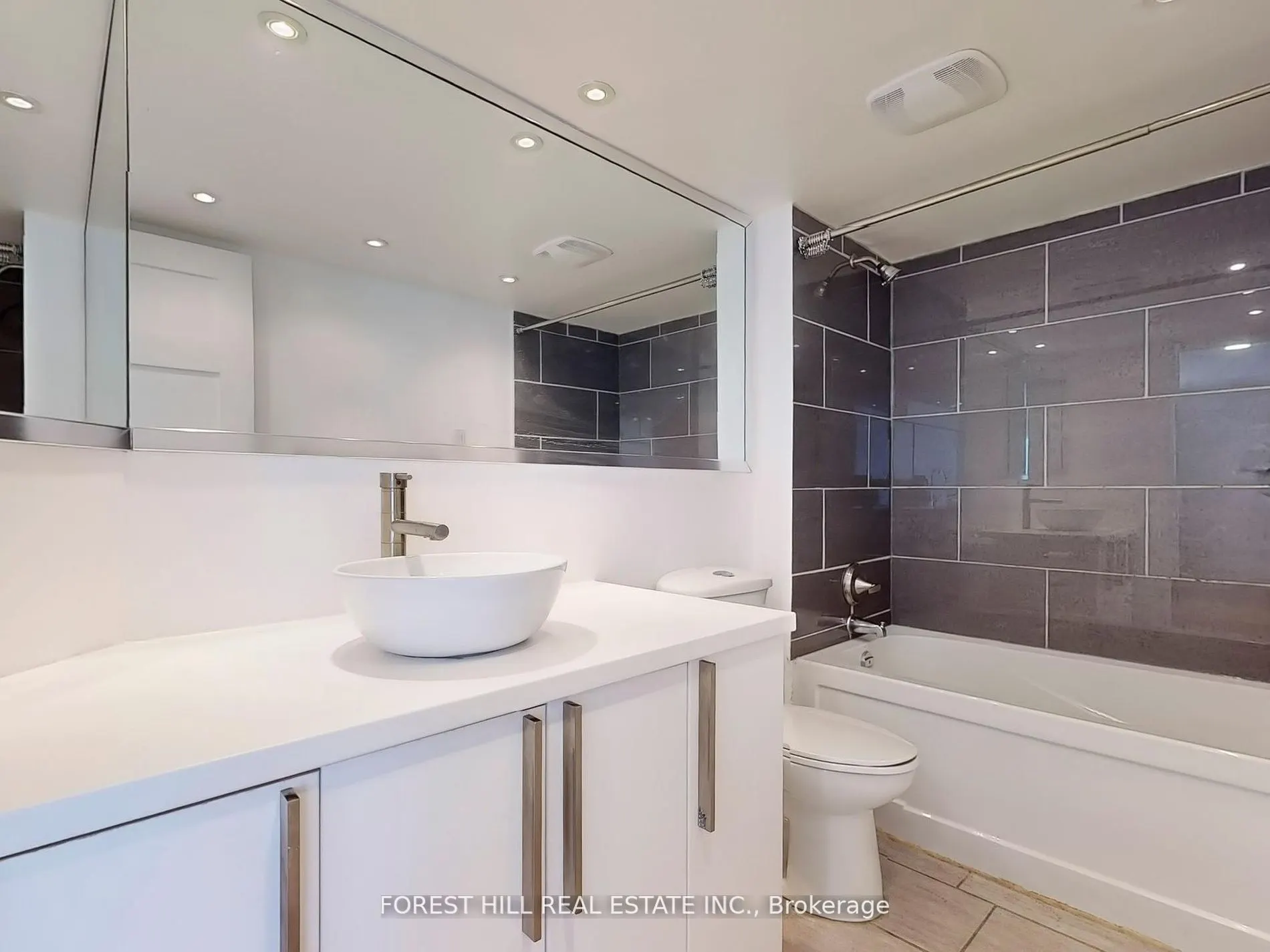 725 King Street W, #901