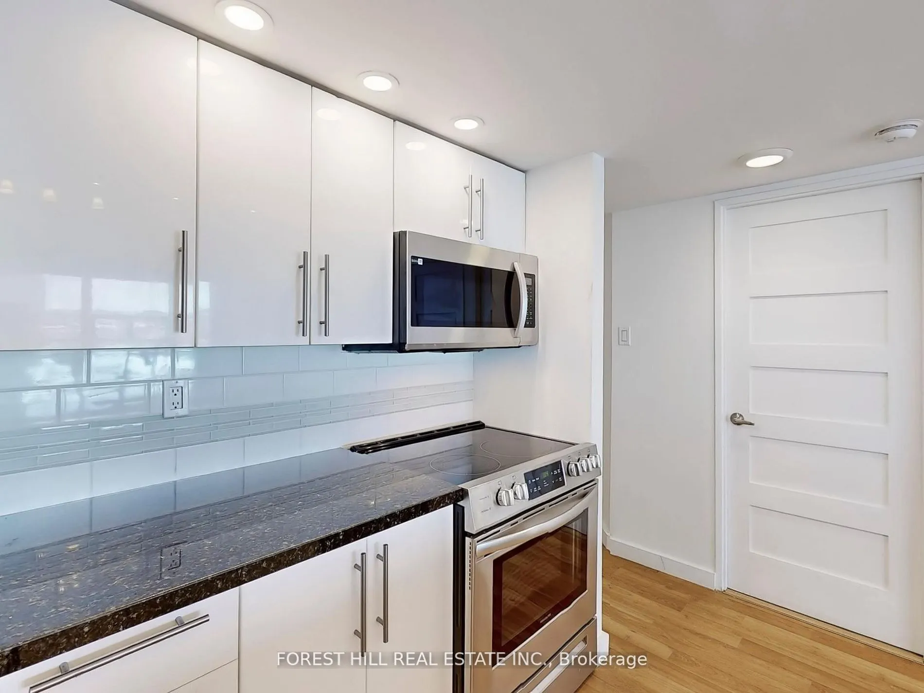 725 King Street W, #901