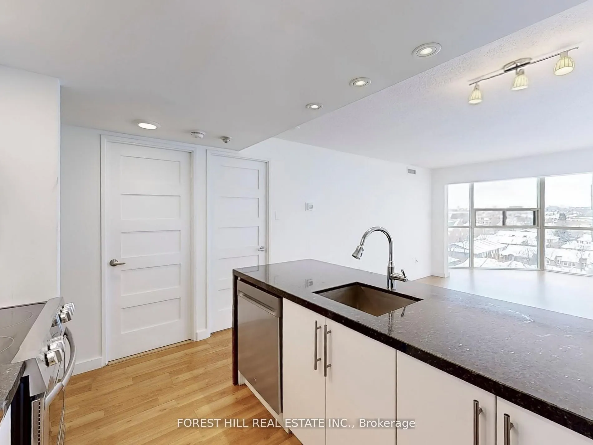 725 King Street W, #901