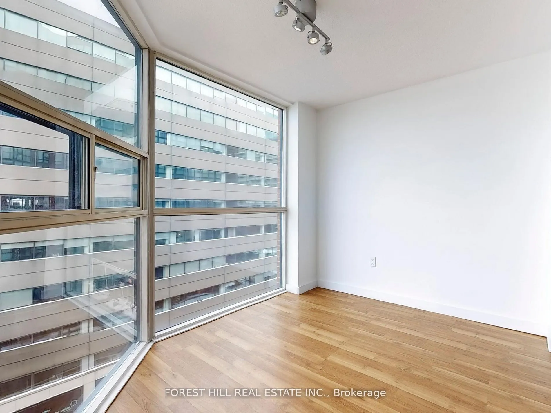 725 King Street W, #901