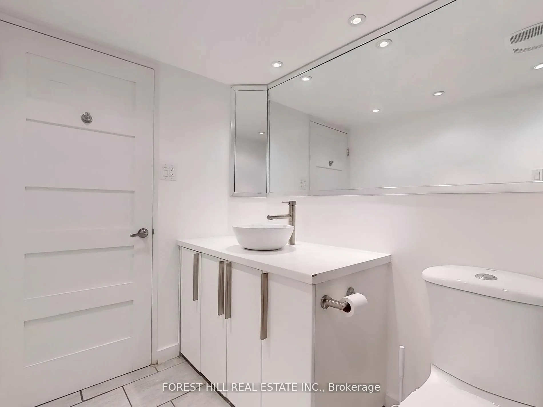 725 King Street W, #901