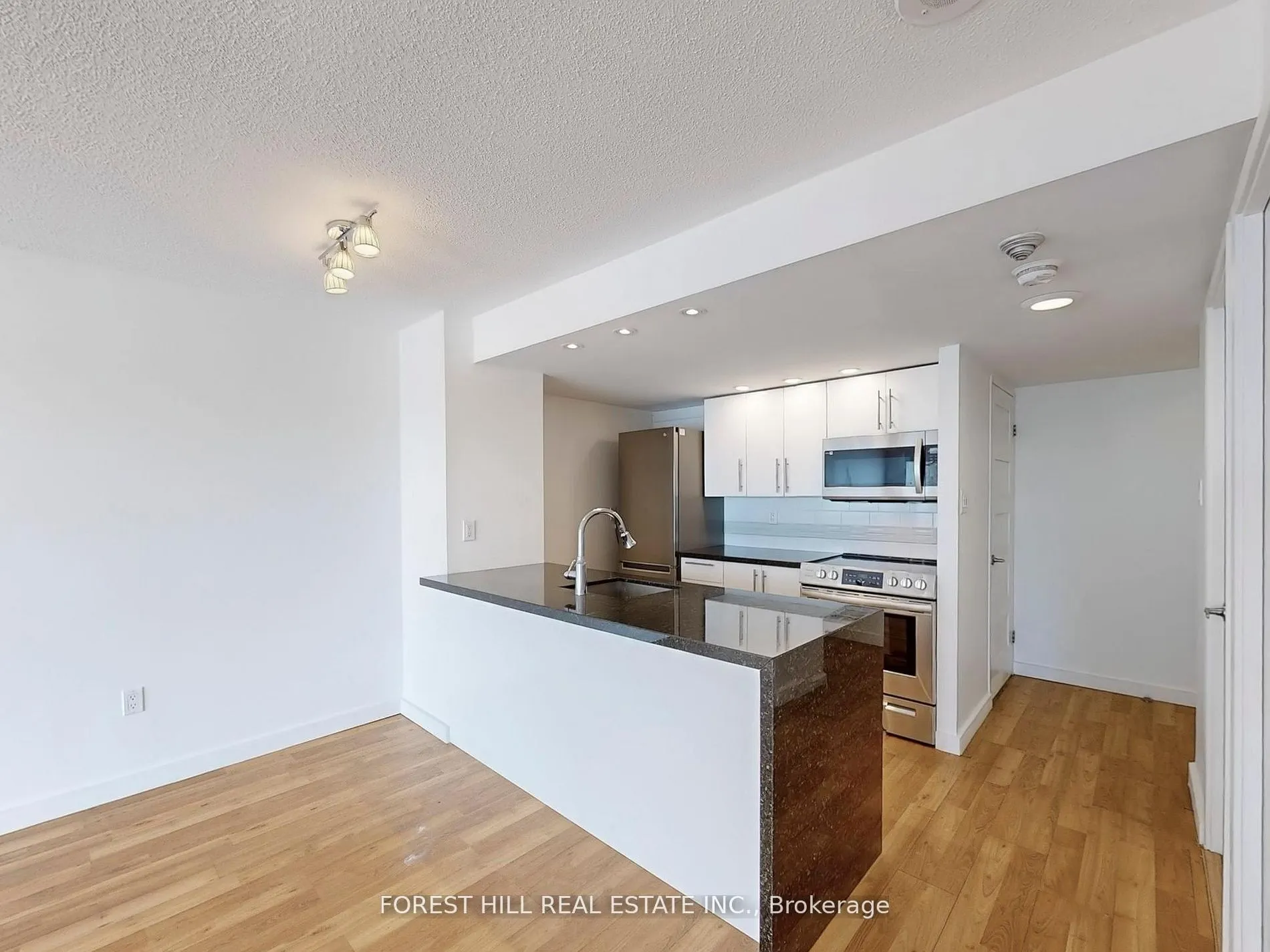 725 King Street W, #901