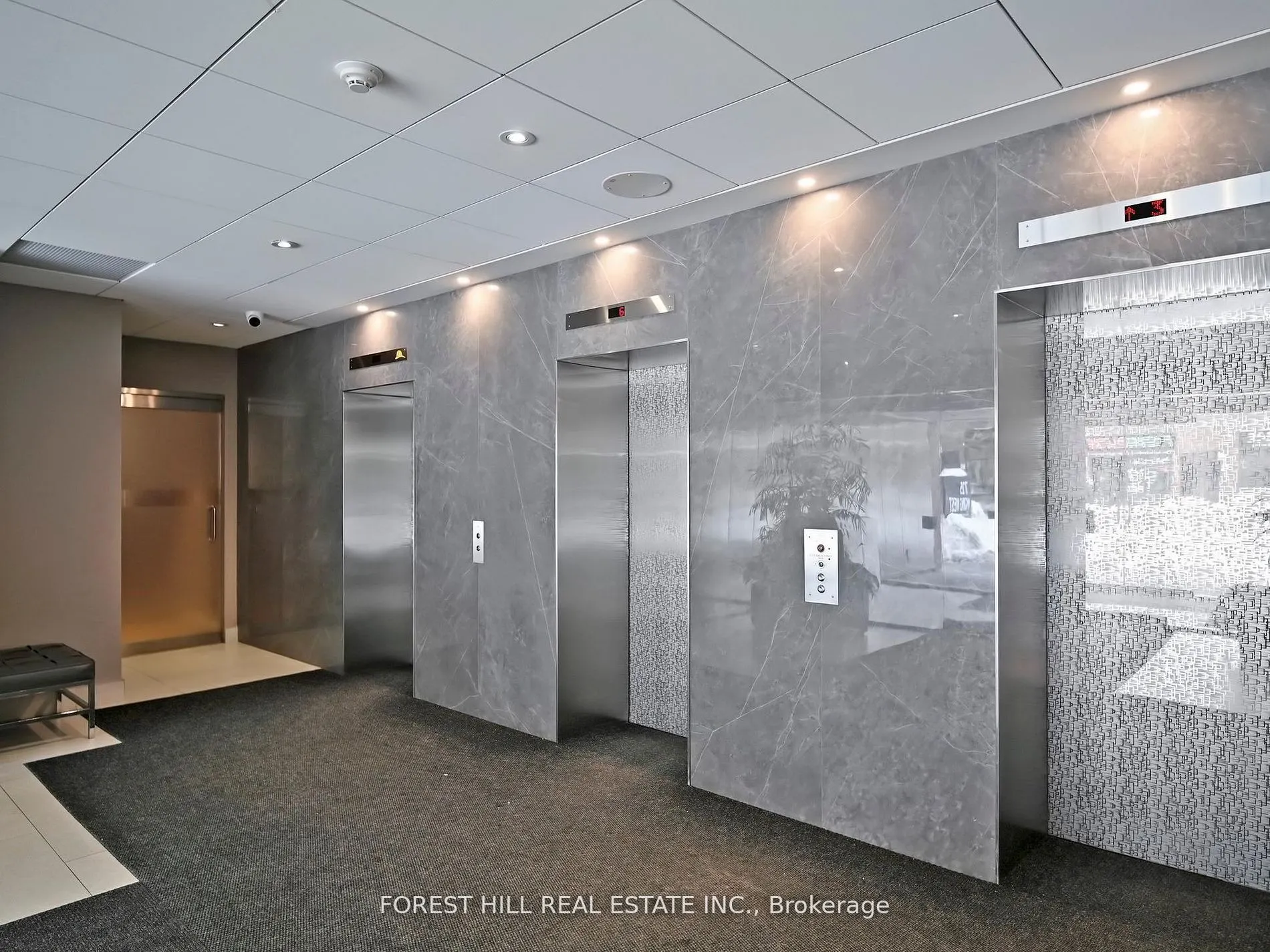 725 King Street W, #901