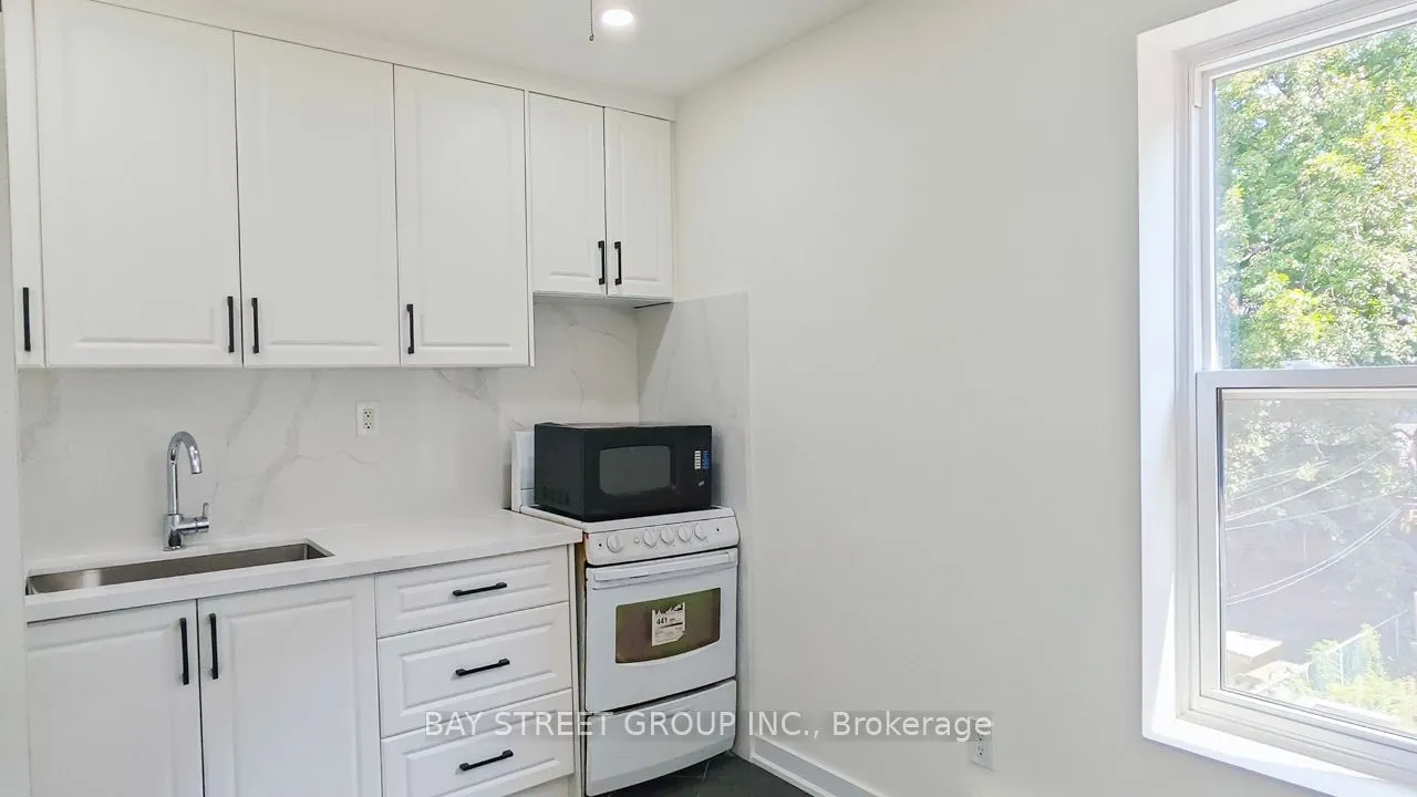 859 1/2 Bathurst Street, #Upper