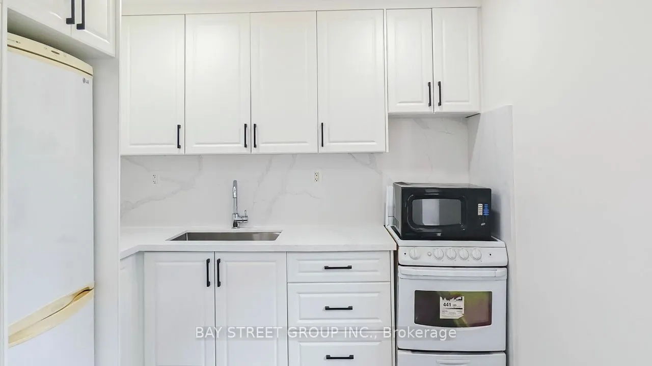 859 1/2 Bathurst Street, #Upper