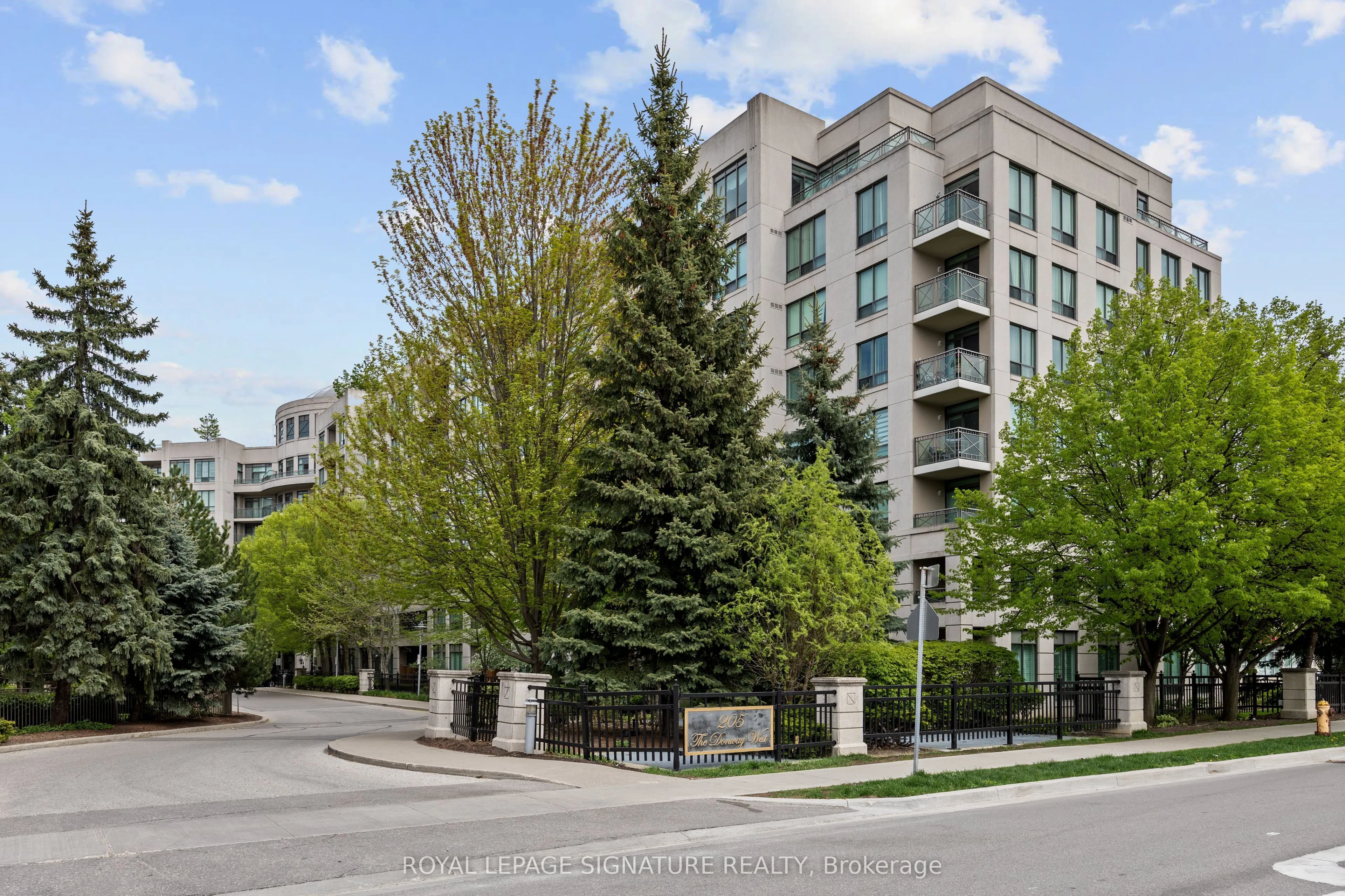 205 The Donway W, #402