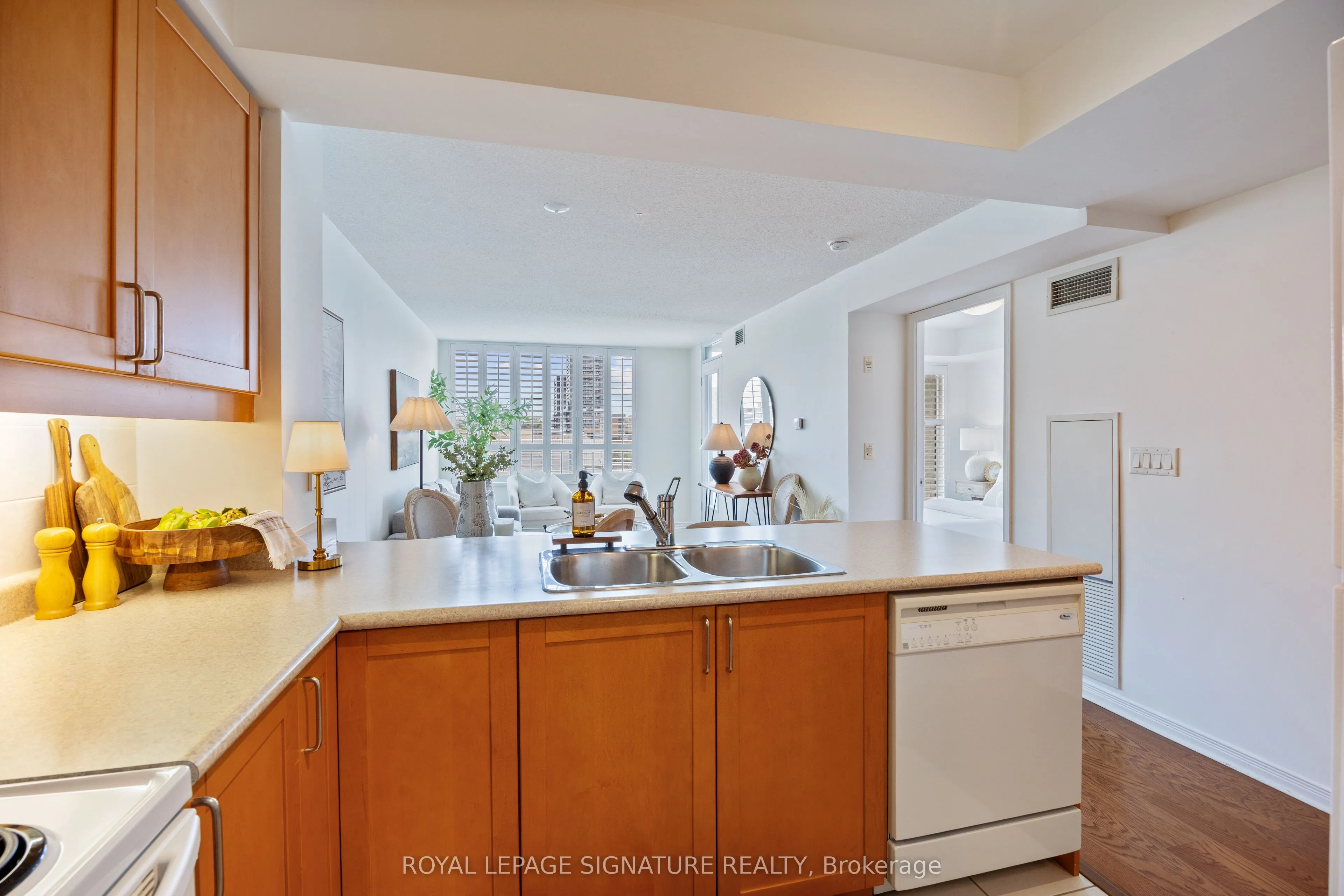 205 The Donway W, #402