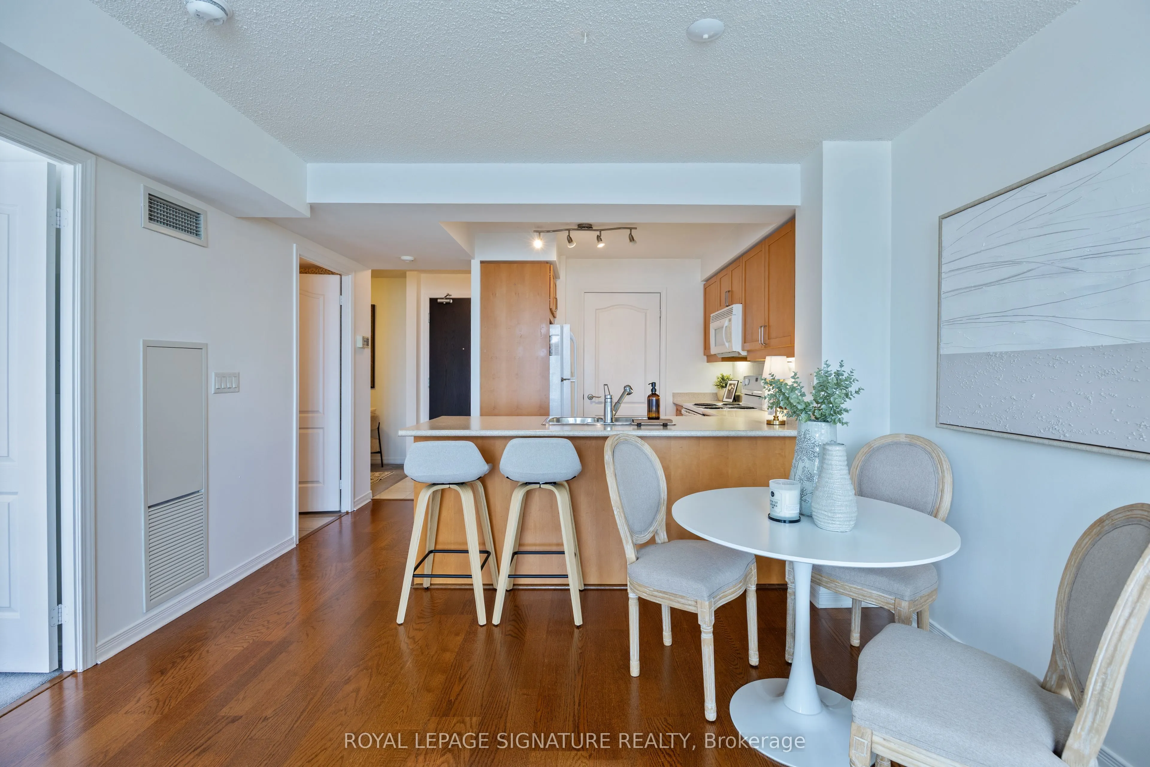 205 The Donway W, #402