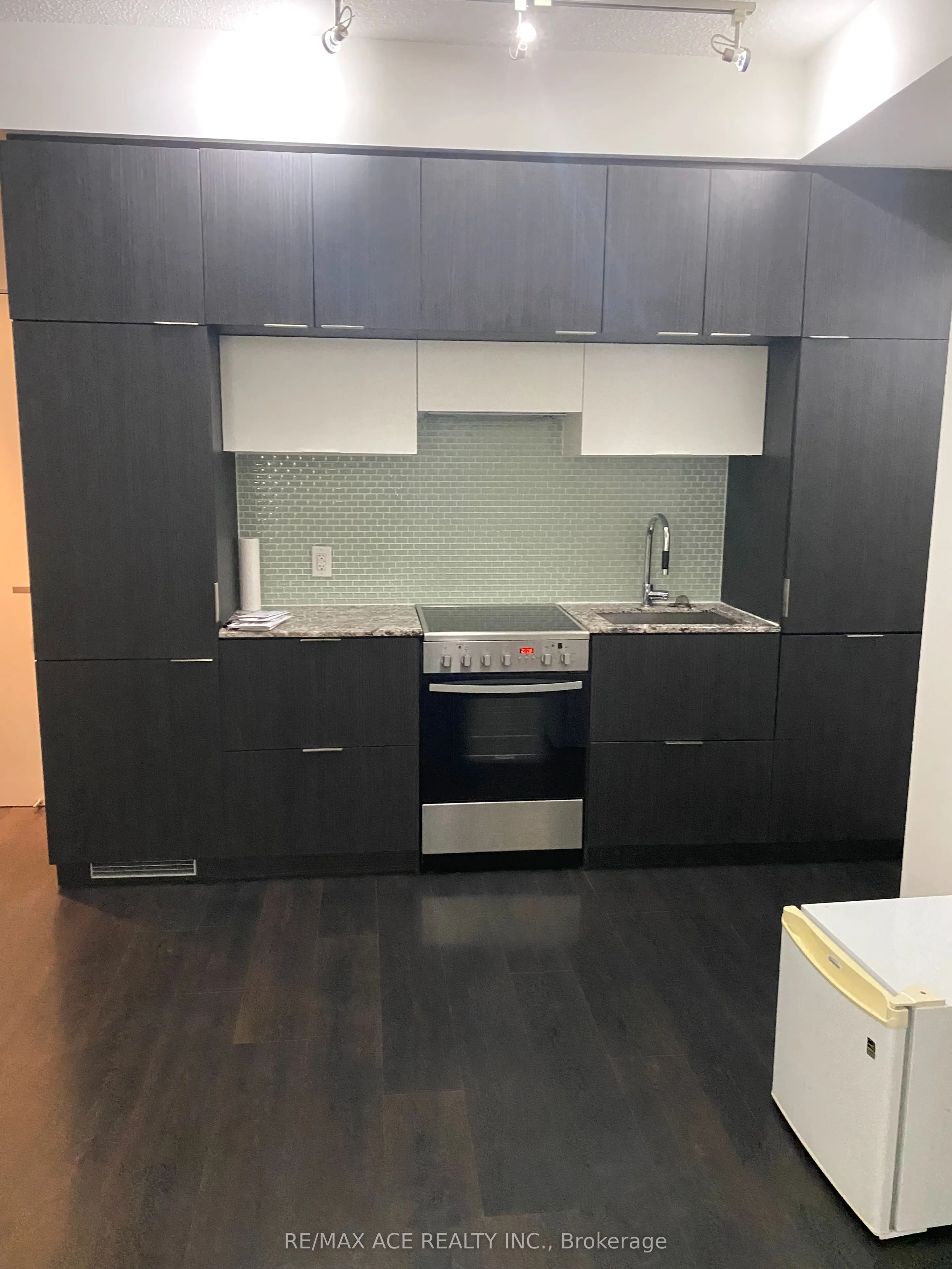 159 Dundas Street E, #907