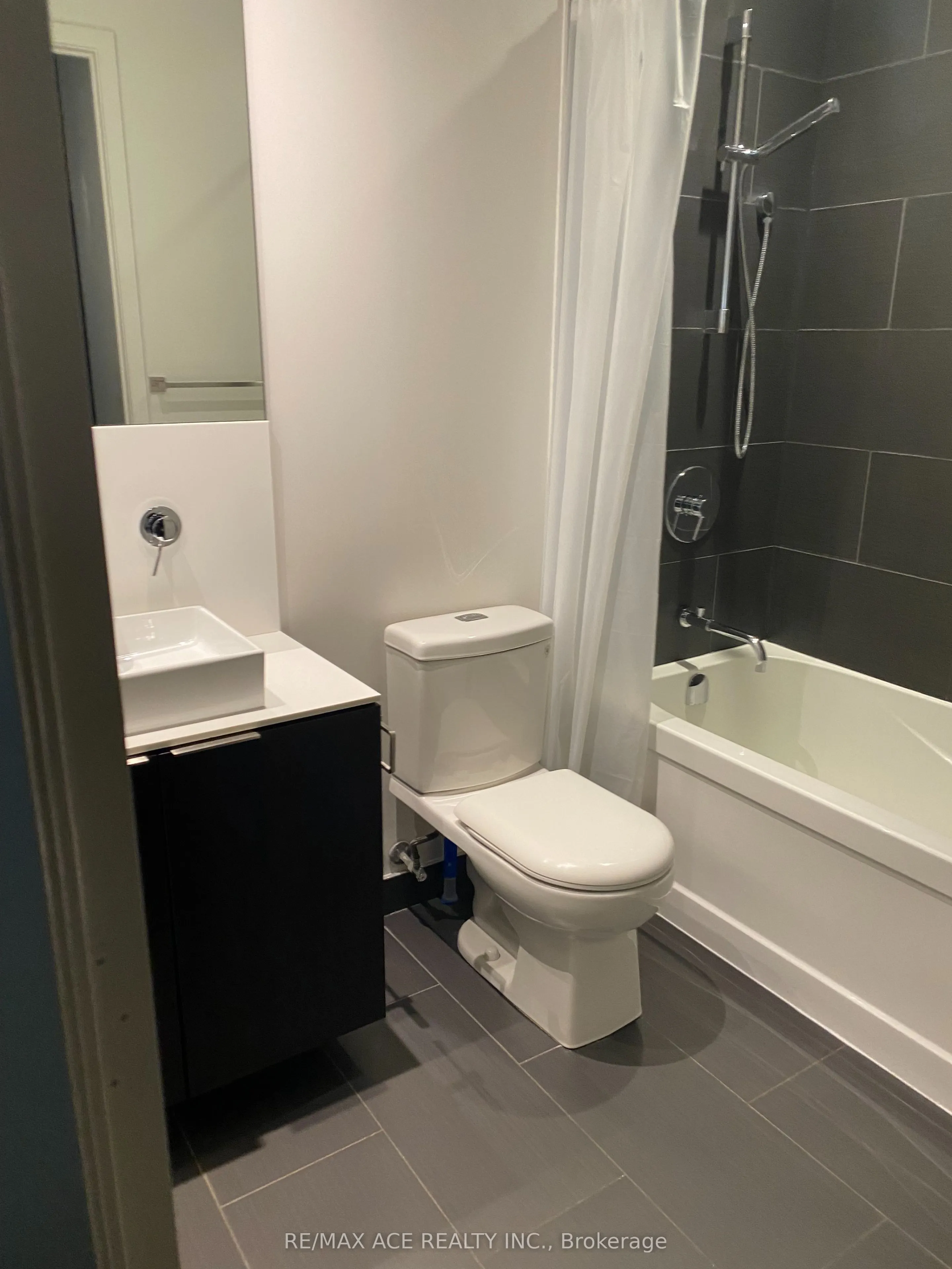 159 Dundas Street E, #907