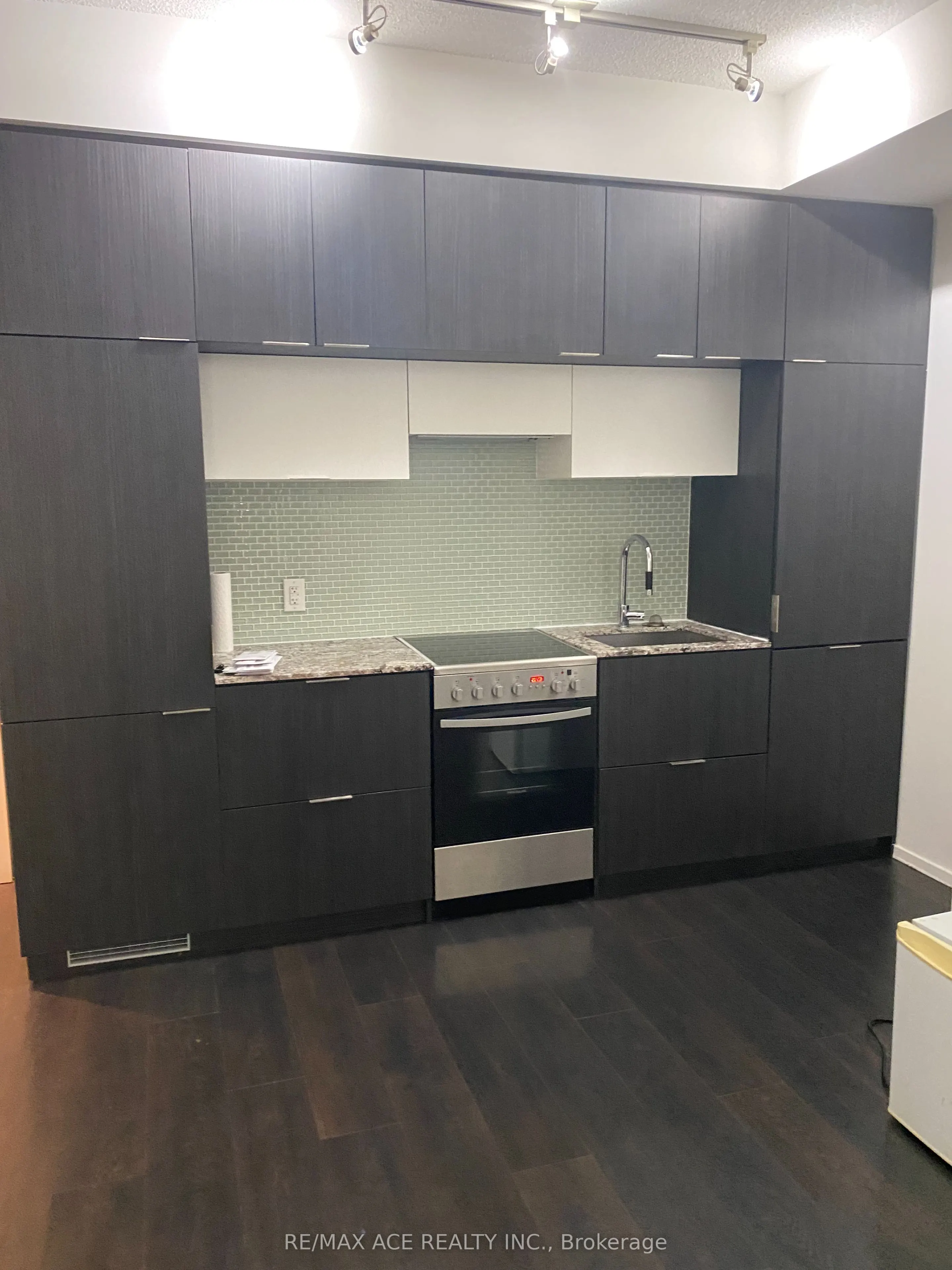 159 Dundas Street E, #907