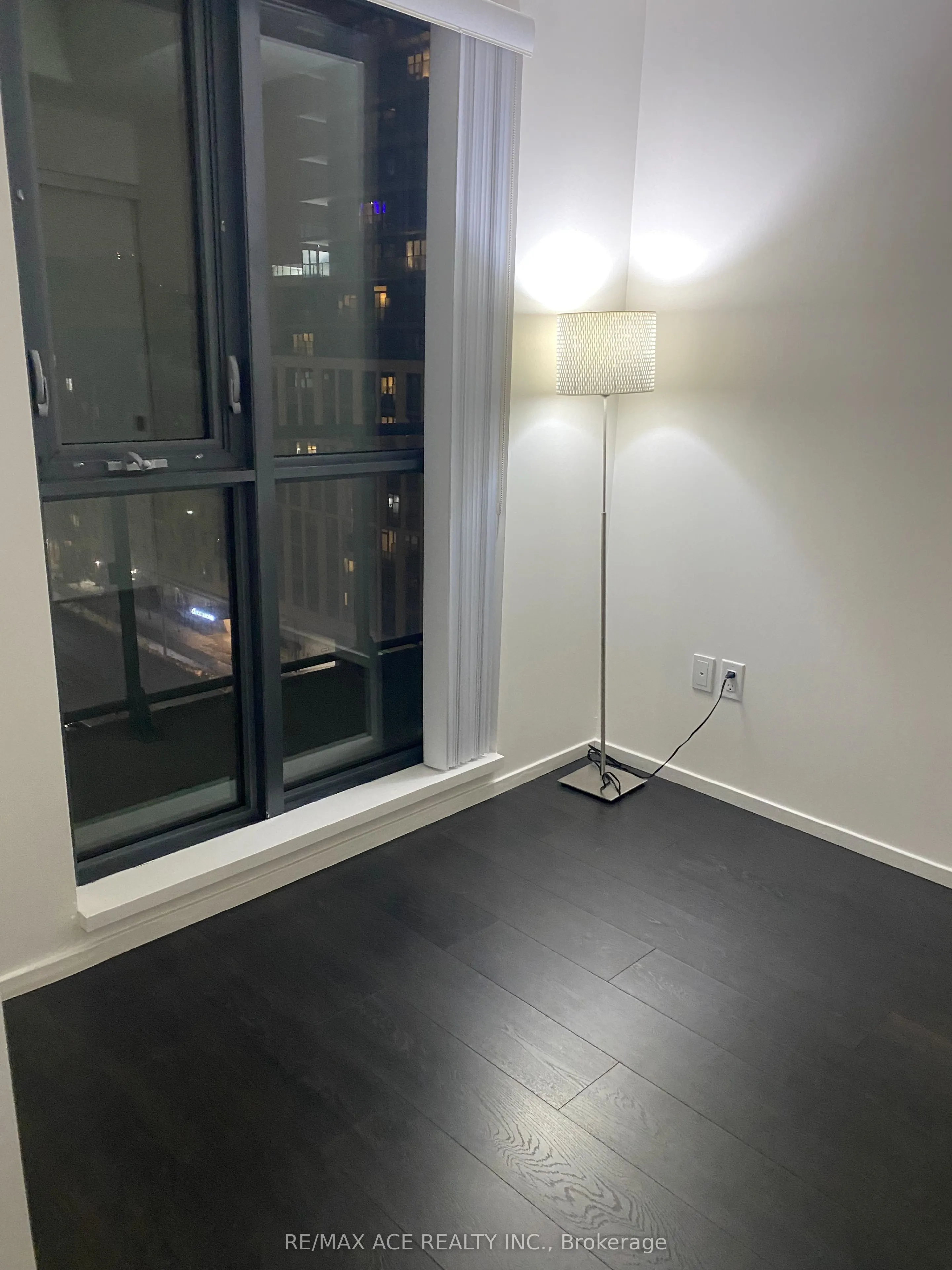 159 Dundas Street E, #907