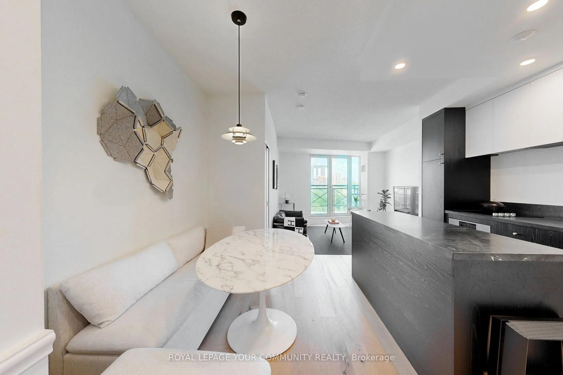 20 Scrivener Square, #905