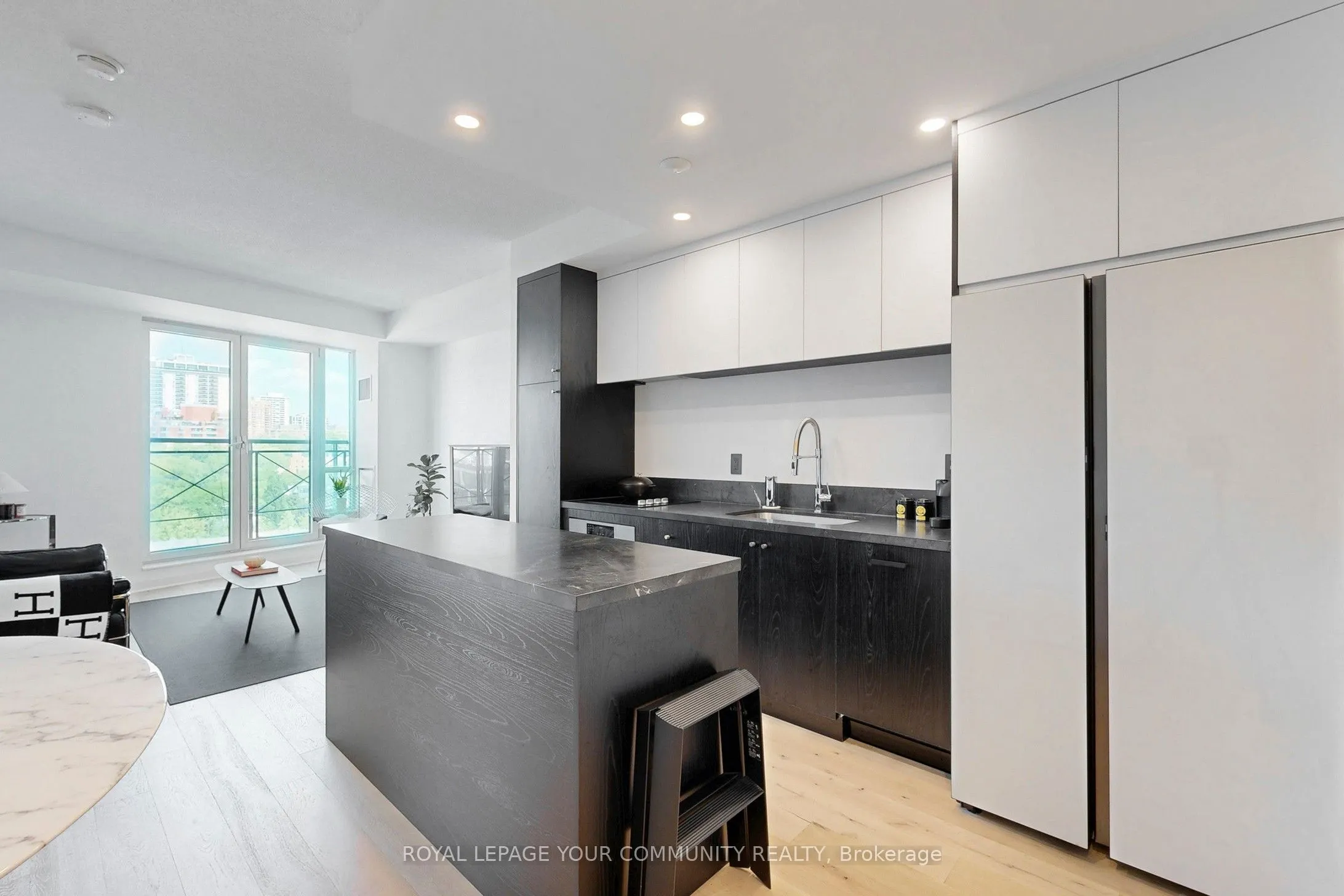 20 Scrivener Square, #905