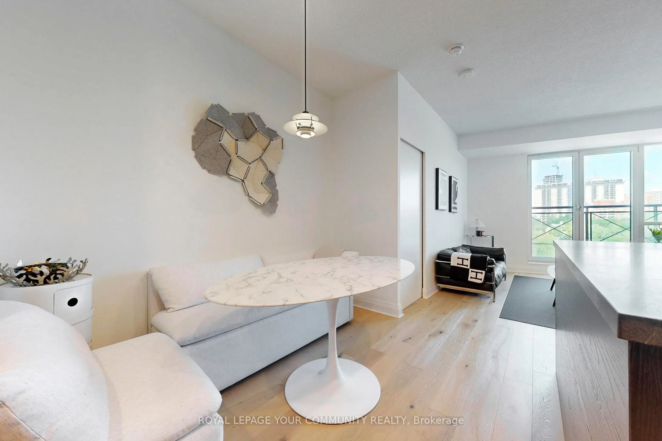 20 Scrivener Square, #905