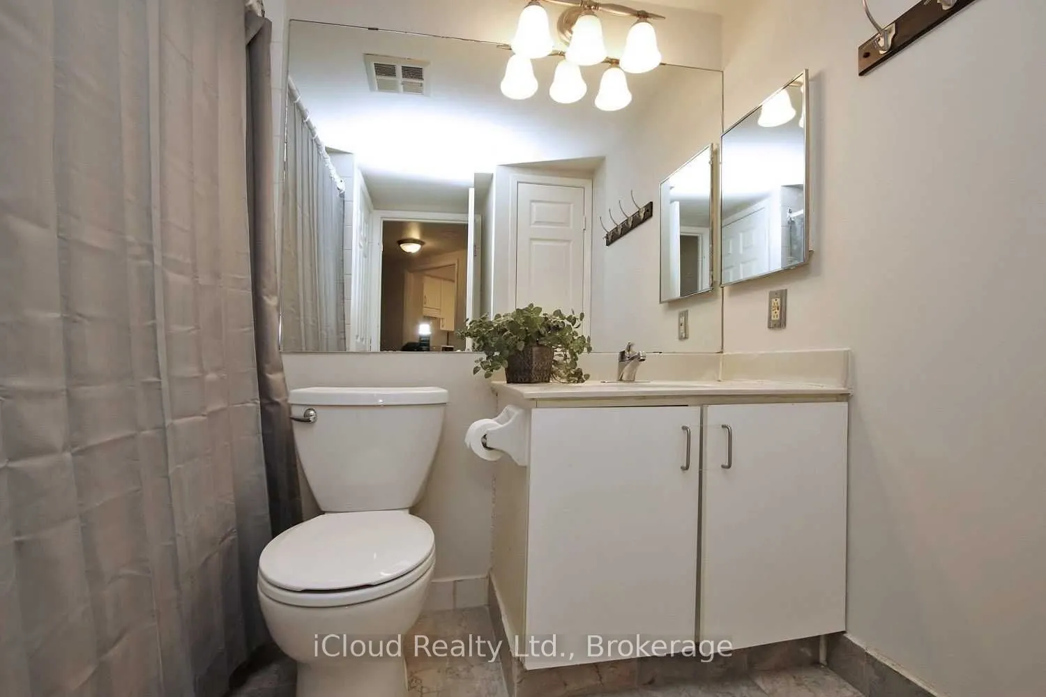 711 Bay Street, #520