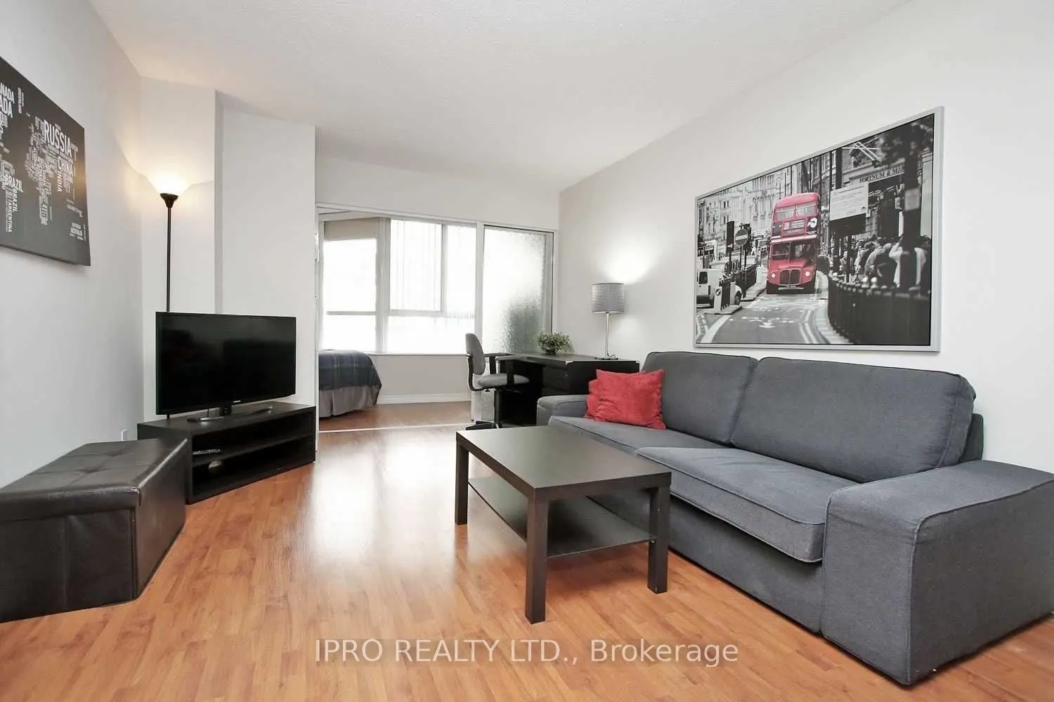 711 Bay Street, #520