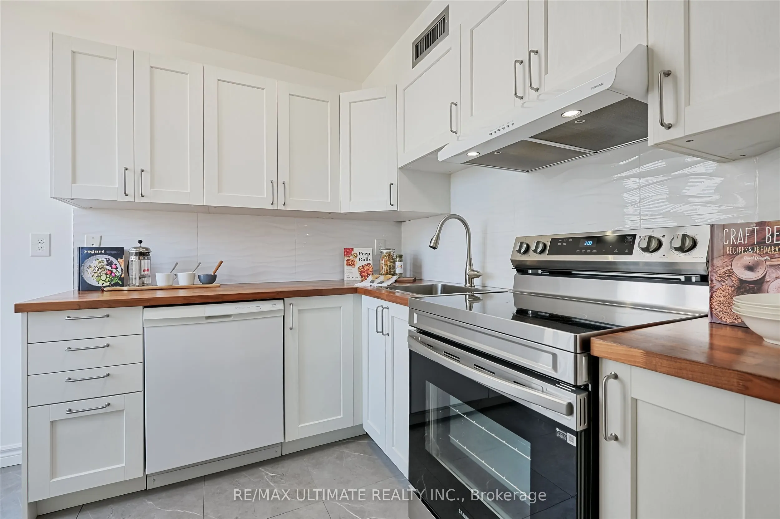 55 Centre Avenue, #2206