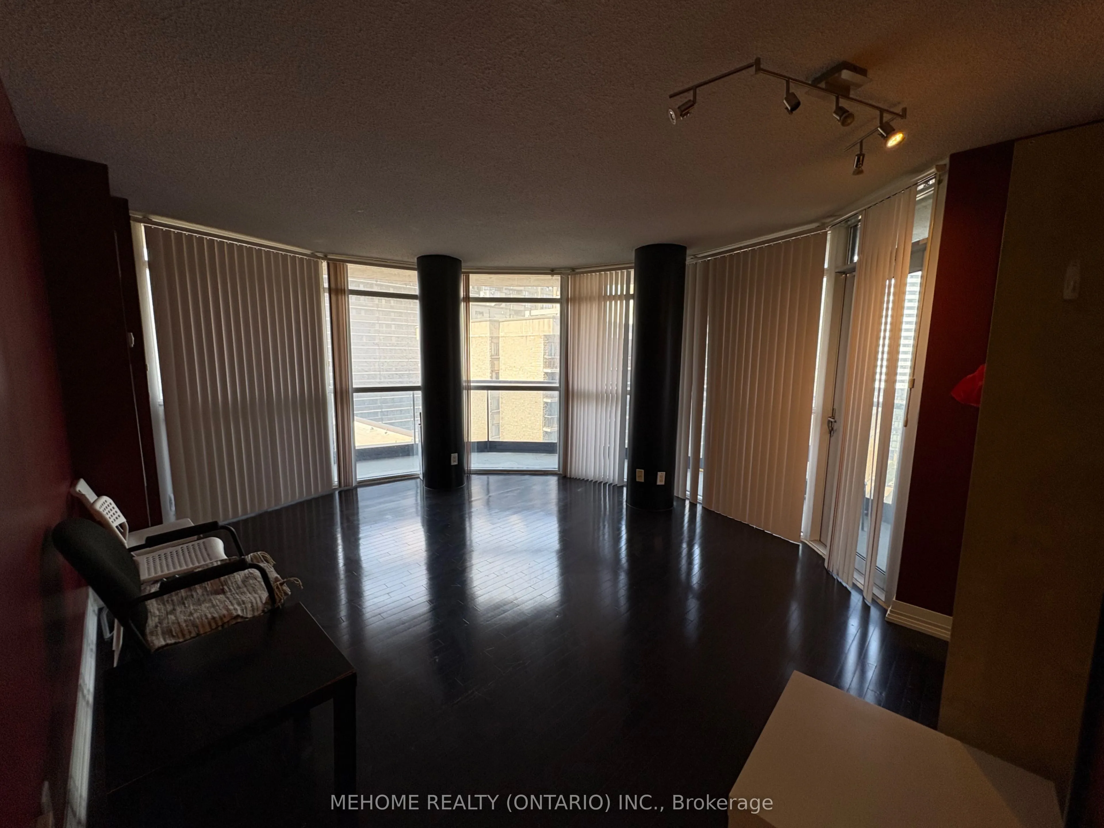 21 Carlton Street, #1605
