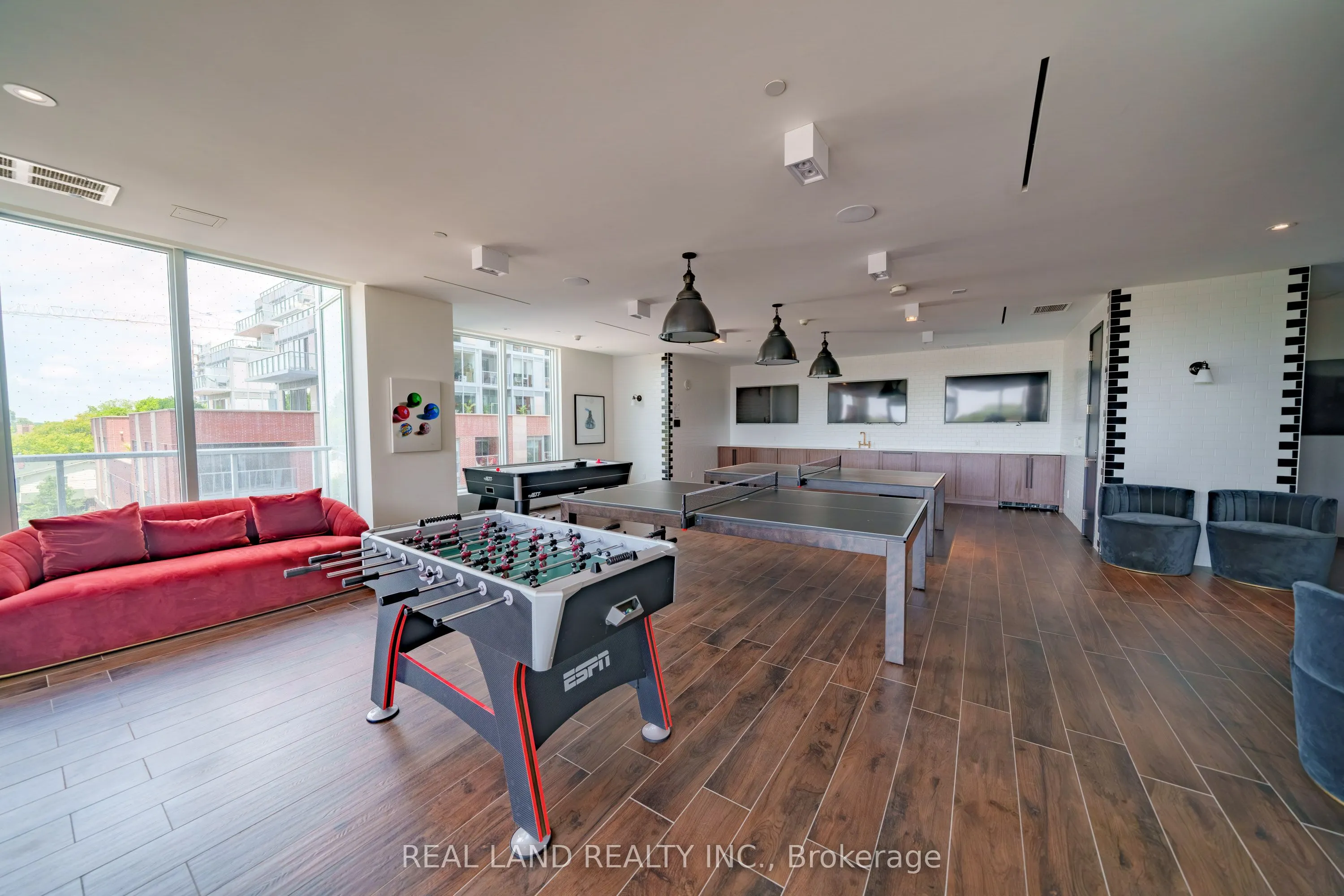 33 Helendale Avenue, #814