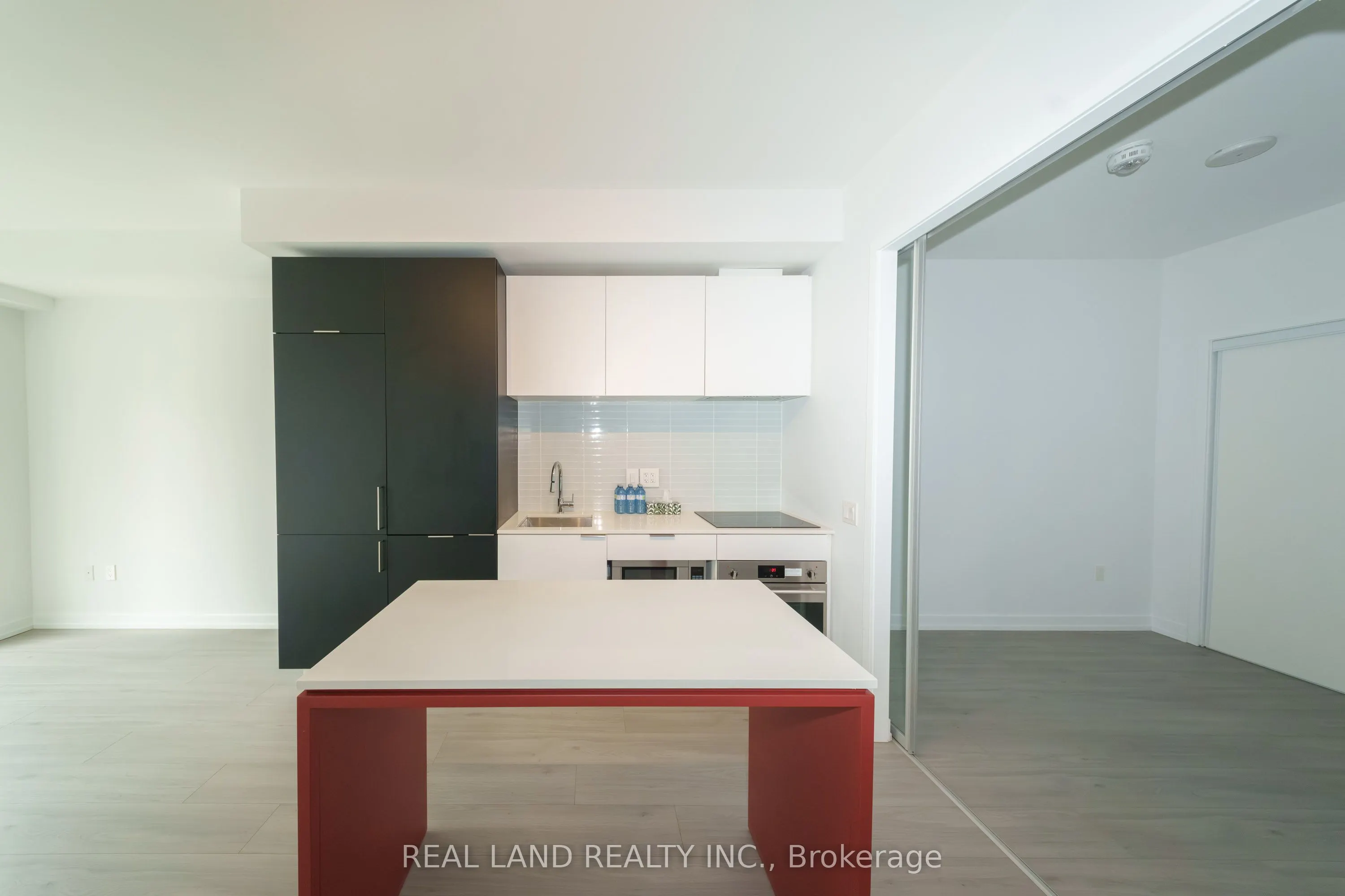 33 Helendale Avenue, #814