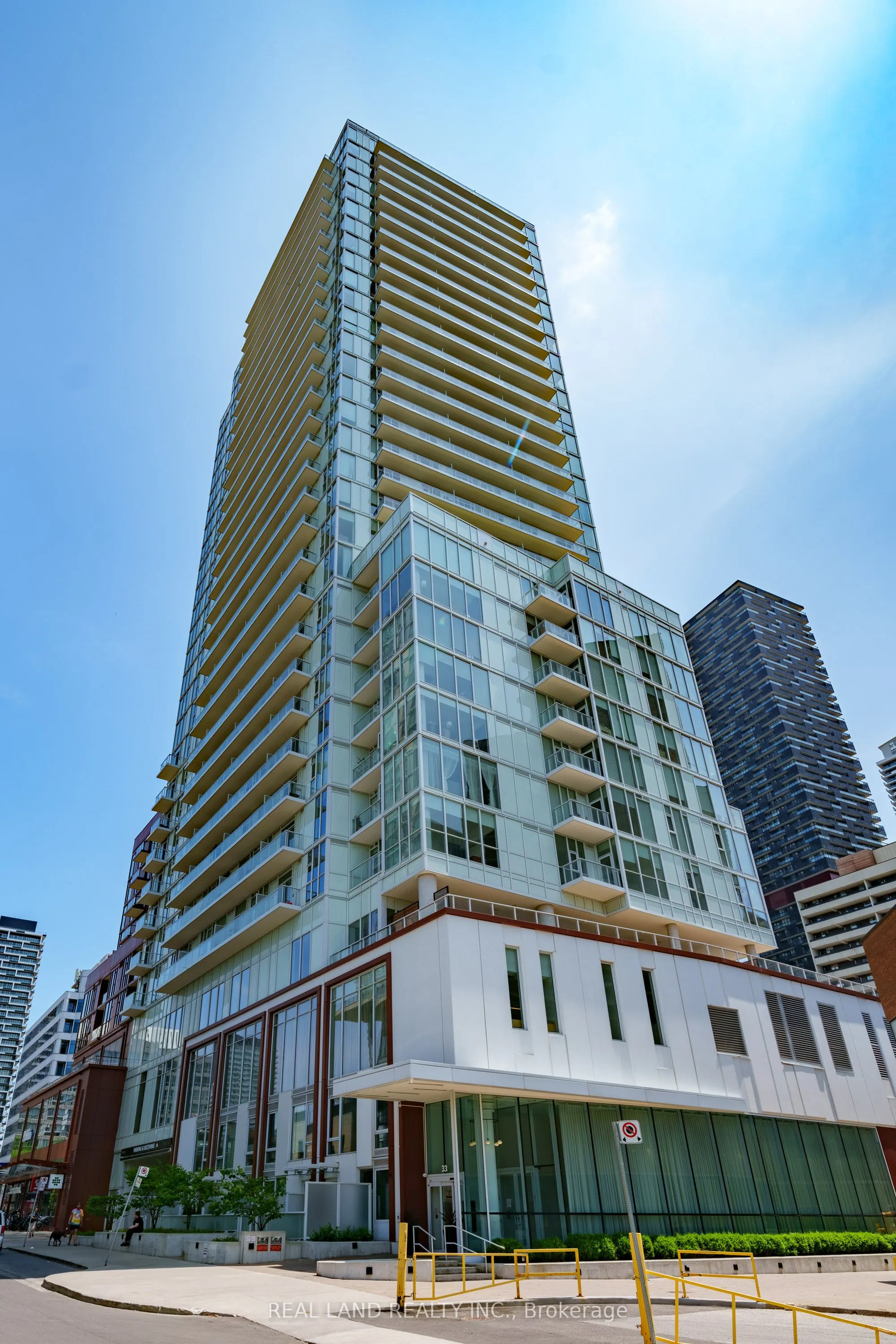 33 Helendale Avenue, #814