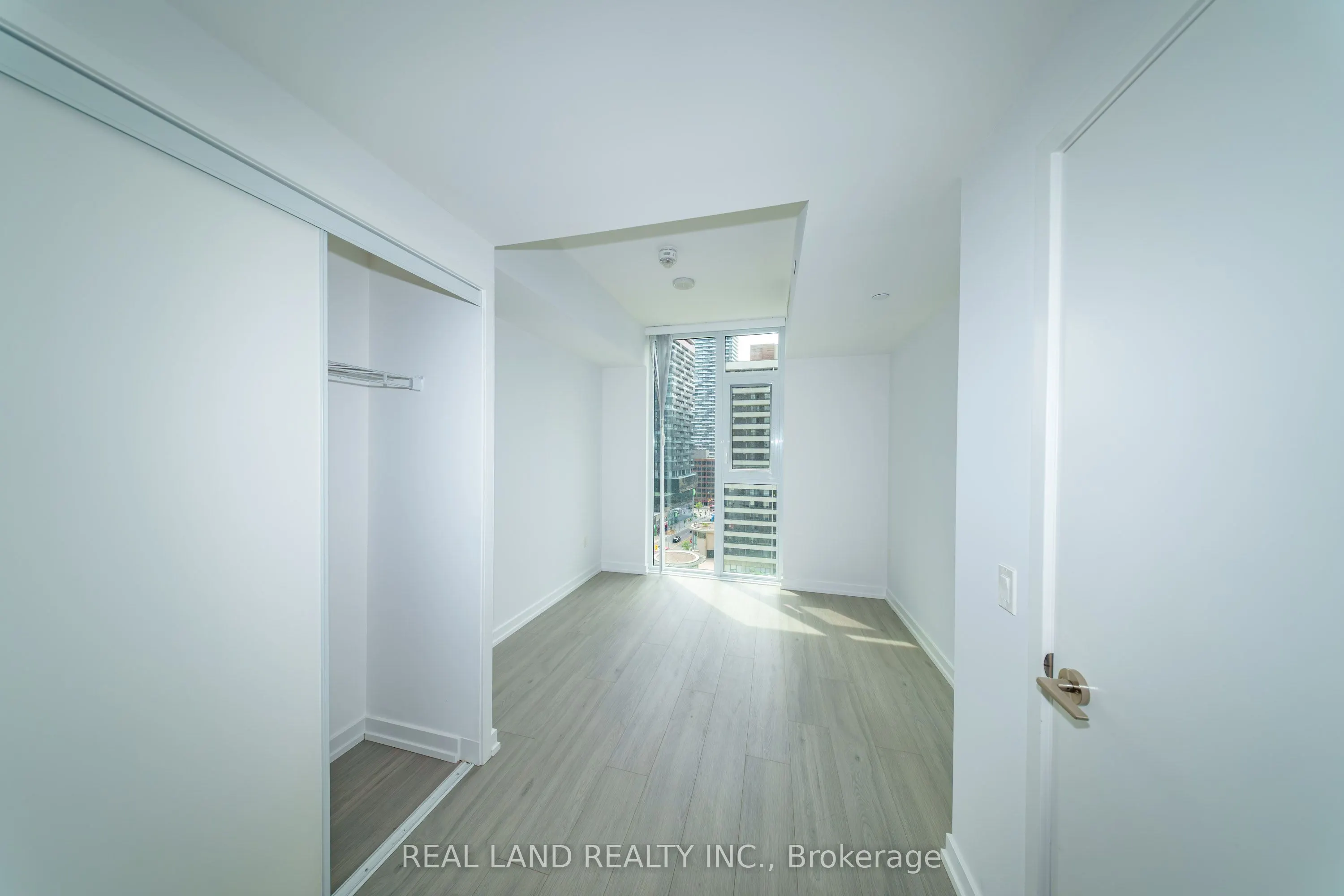 33 Helendale Avenue, #814
