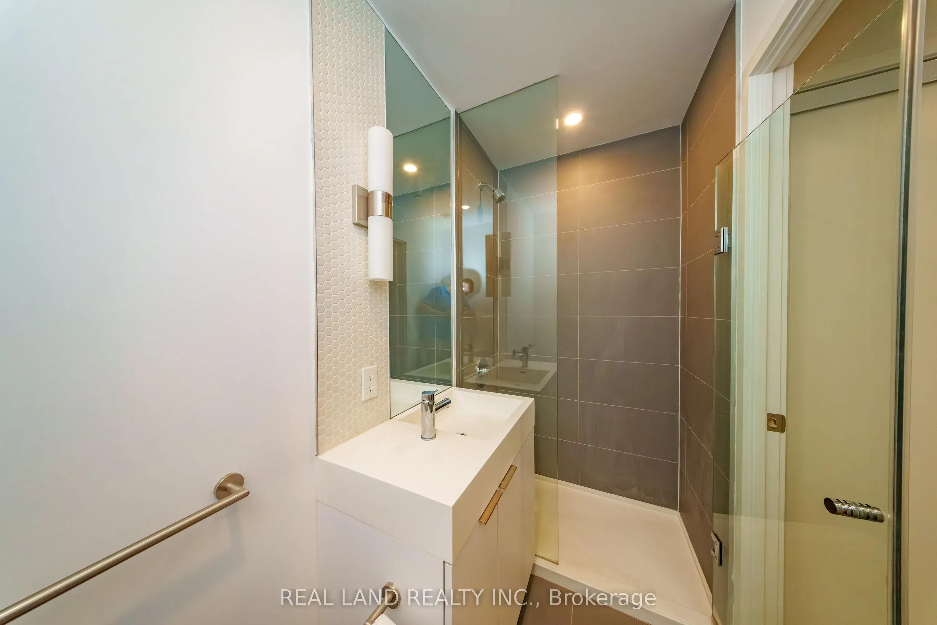 33 Helendale Avenue, #814