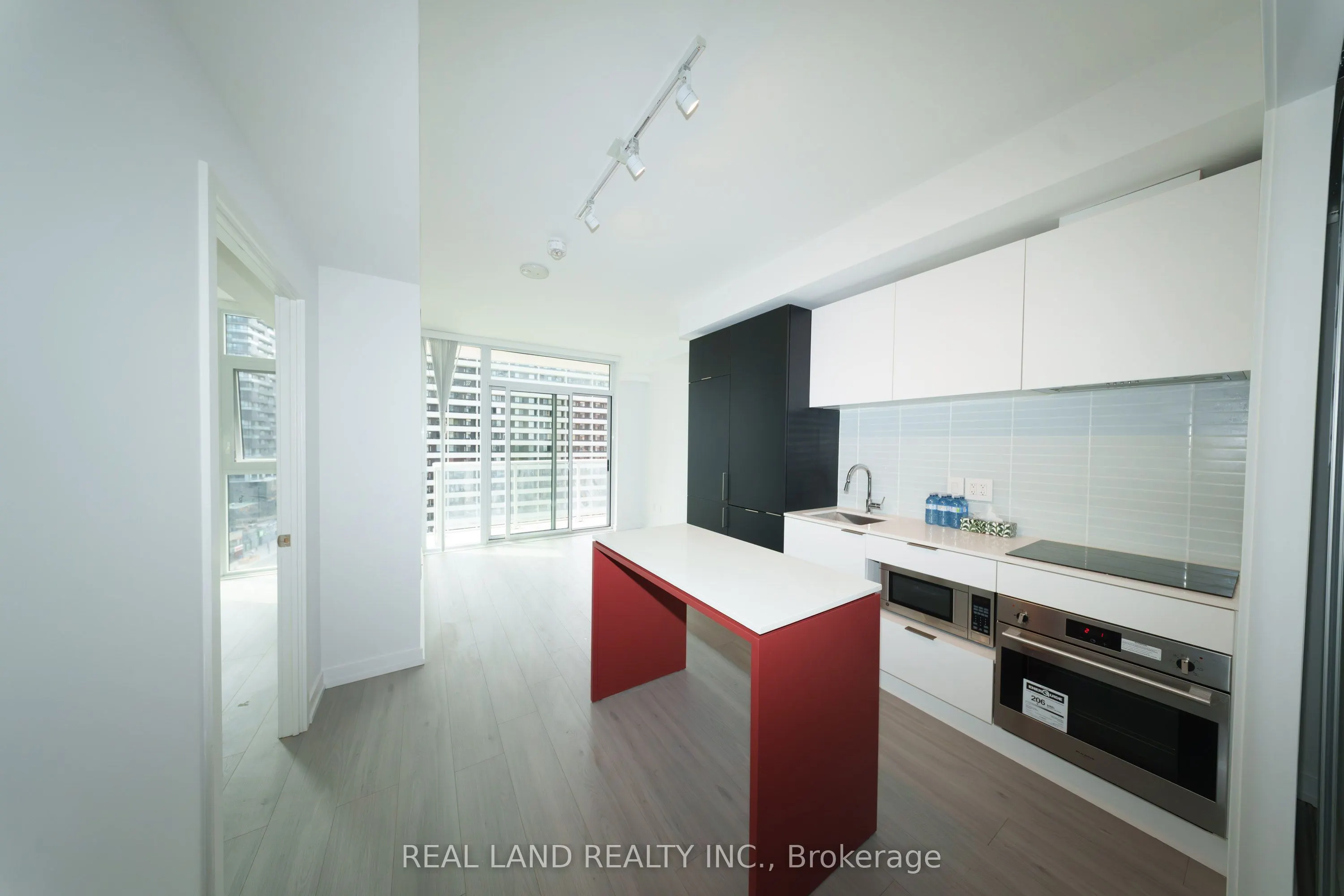 33 Helendale Avenue, #814
