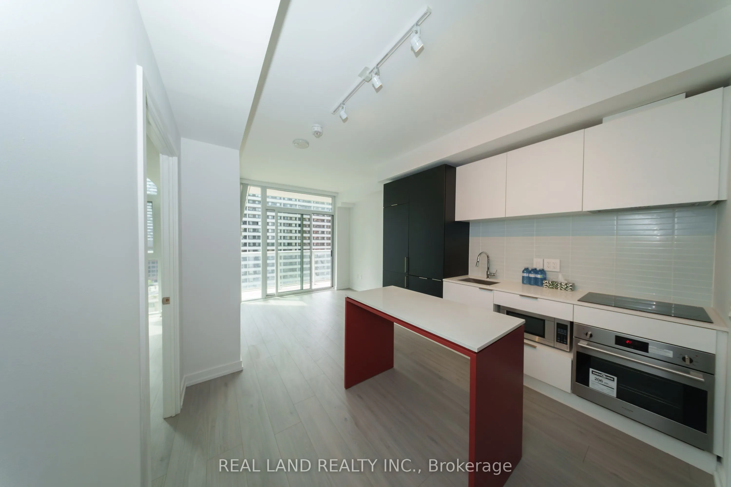 33 Helendale Avenue, #814