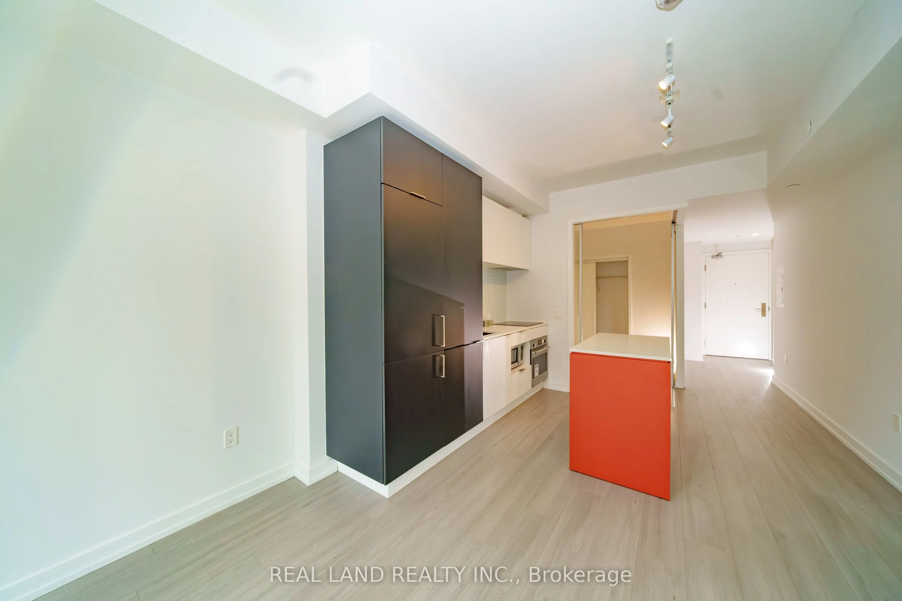 33 Helendale Avenue, #814