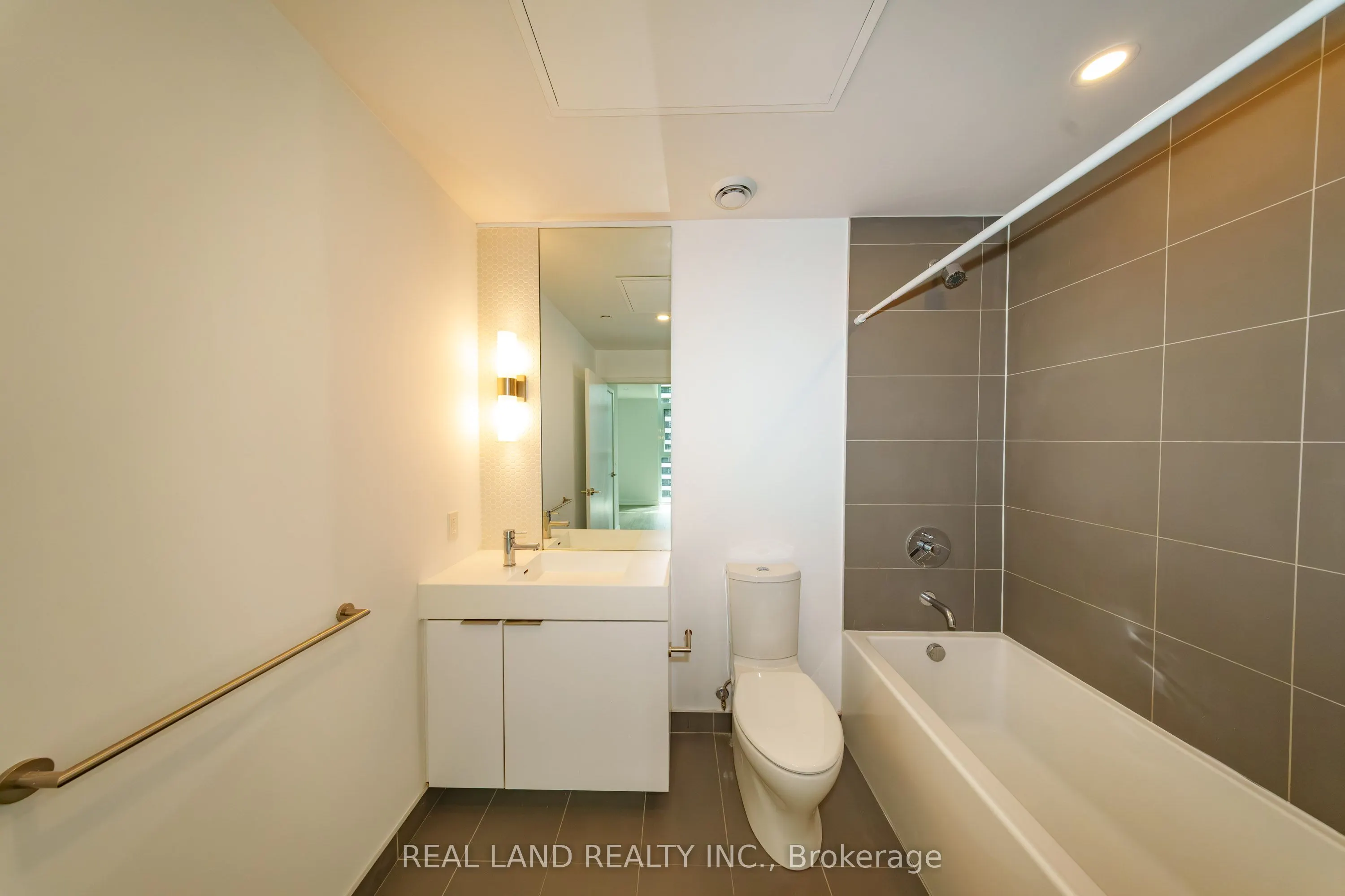 33 Helendale Avenue, #814