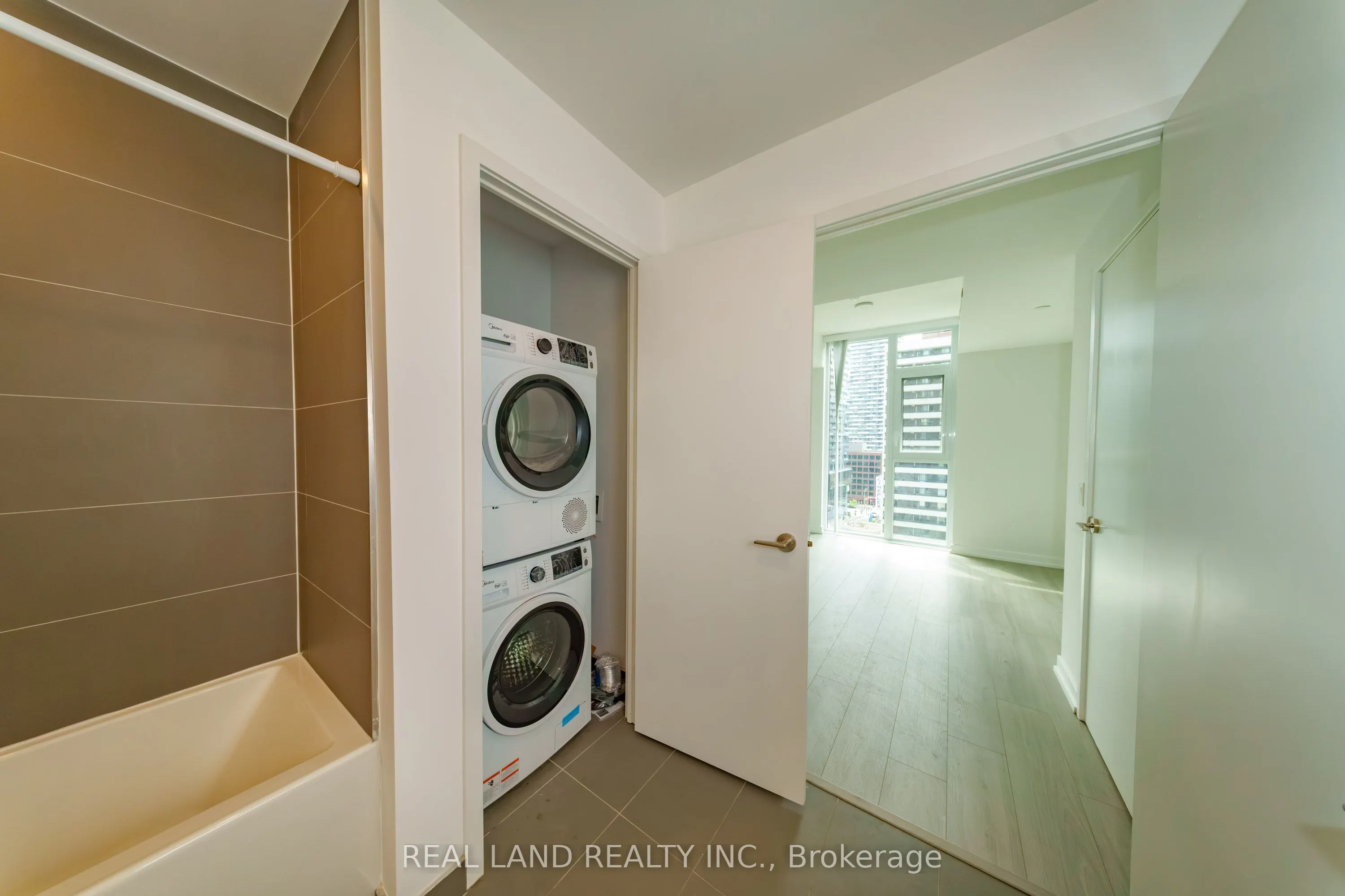 33 Helendale Avenue, #814