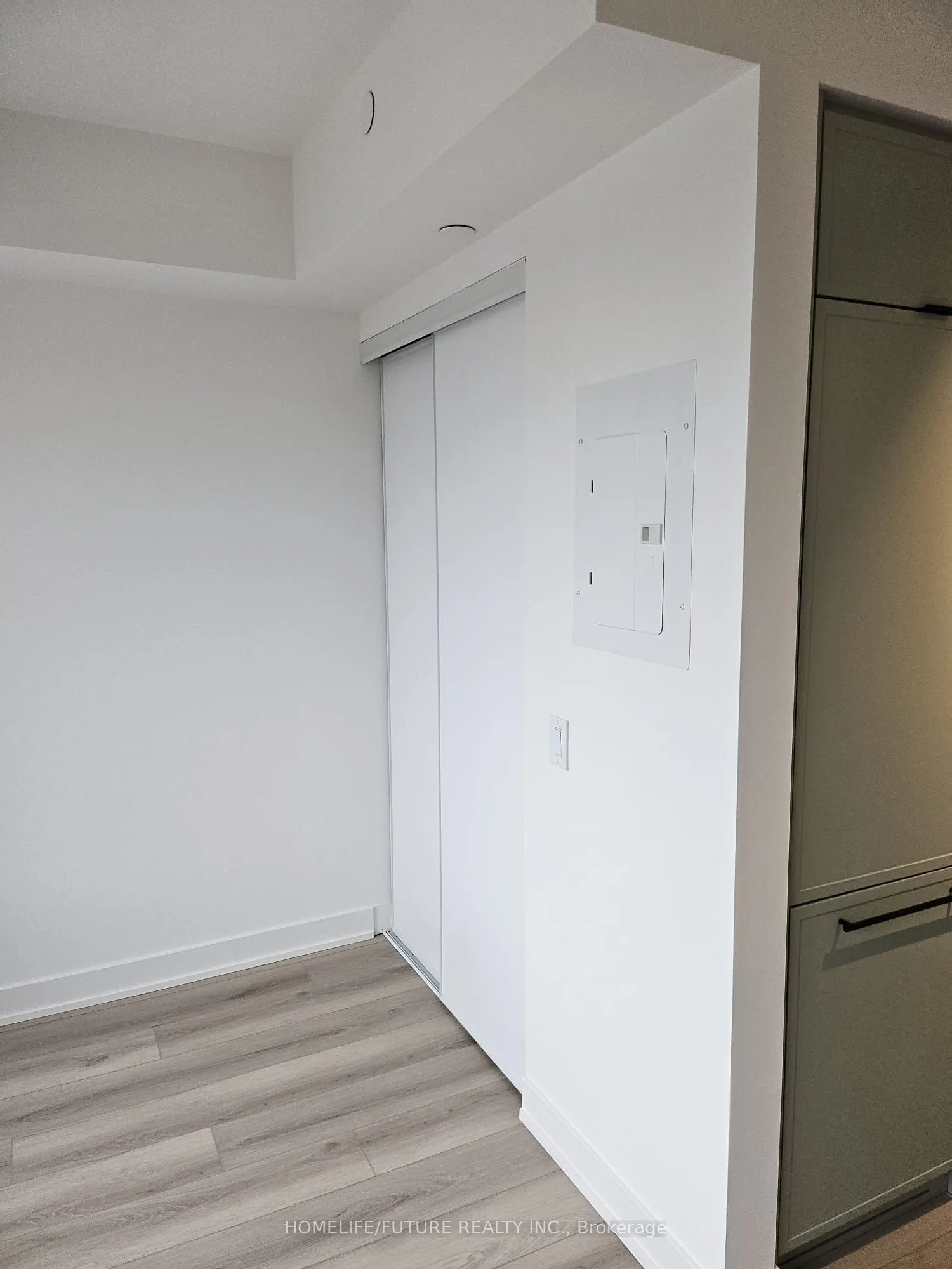 1200 Dundas Street, #207