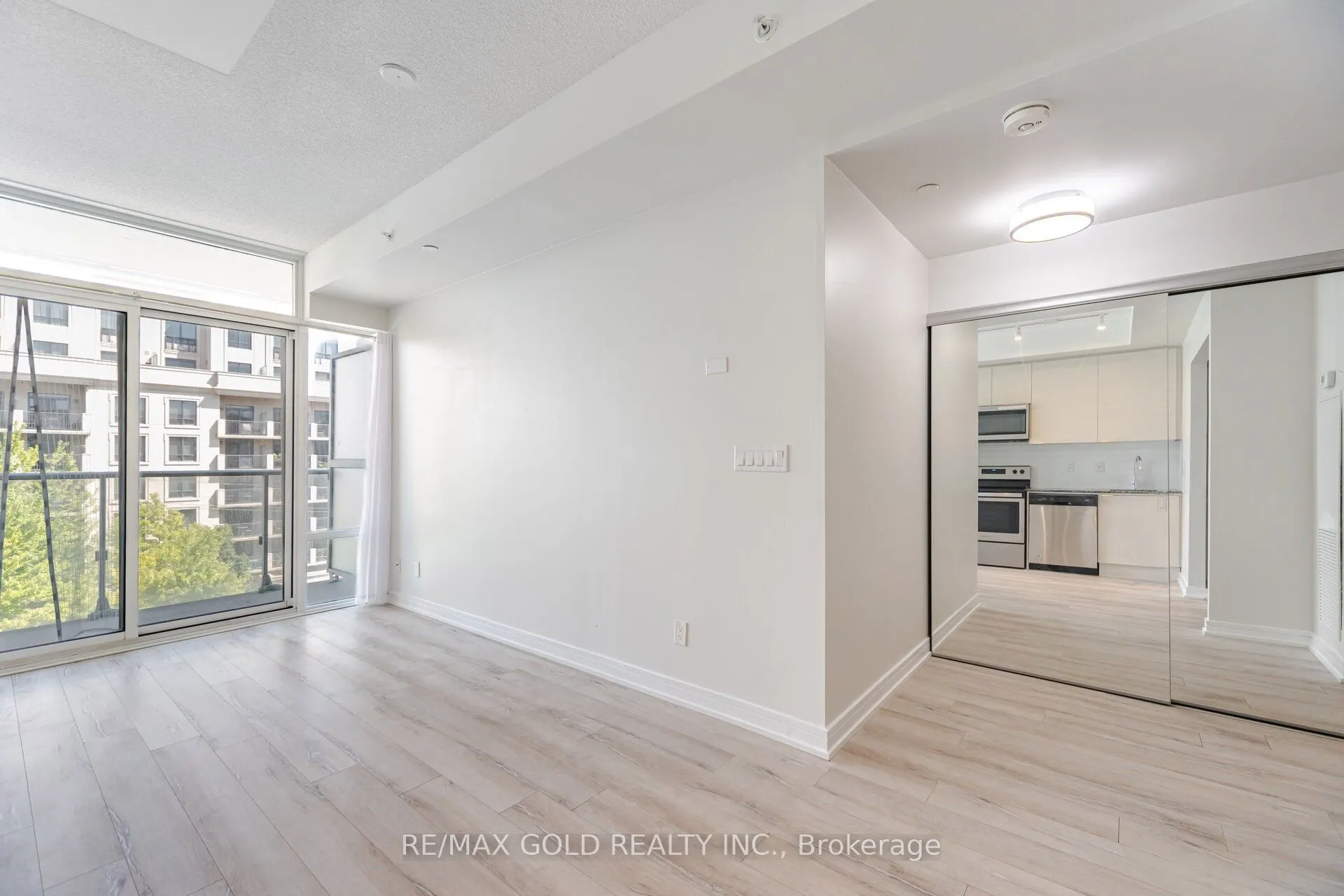 621 Sheppard Avenue E, #619