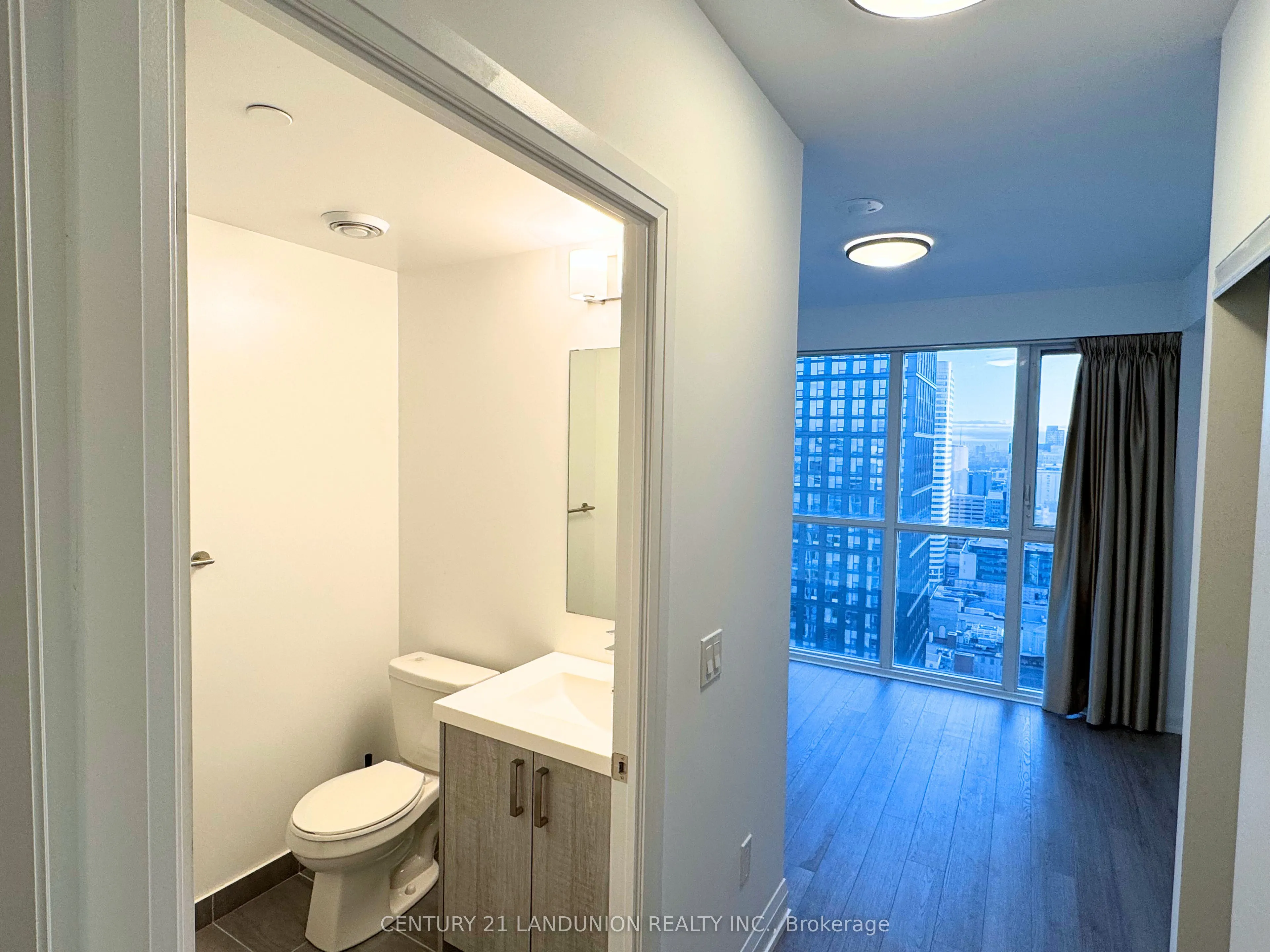 77 Mutual Street, #3504