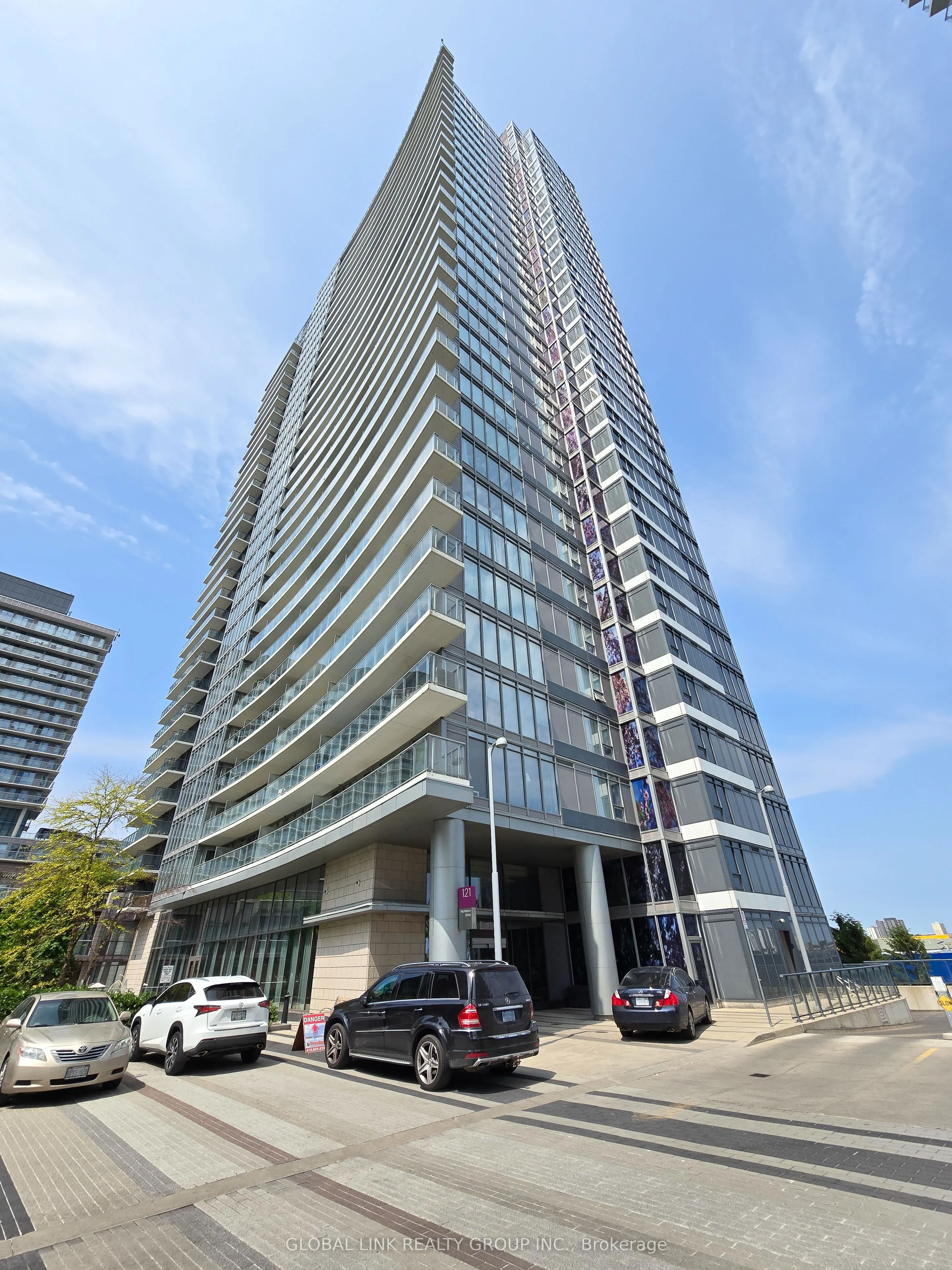 121 Mcmahon Drive, #915