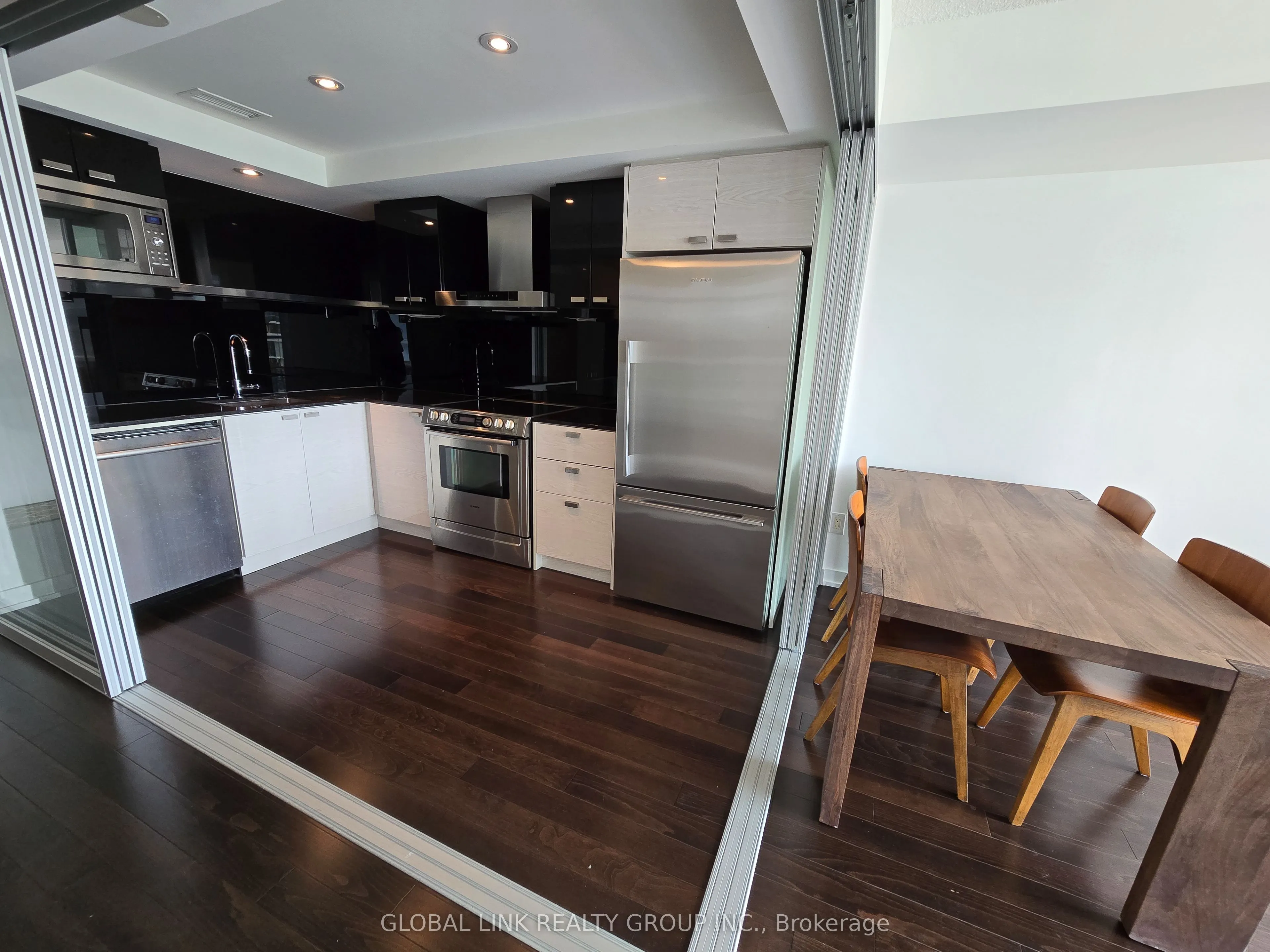 121 Mcmahon Drive, #915