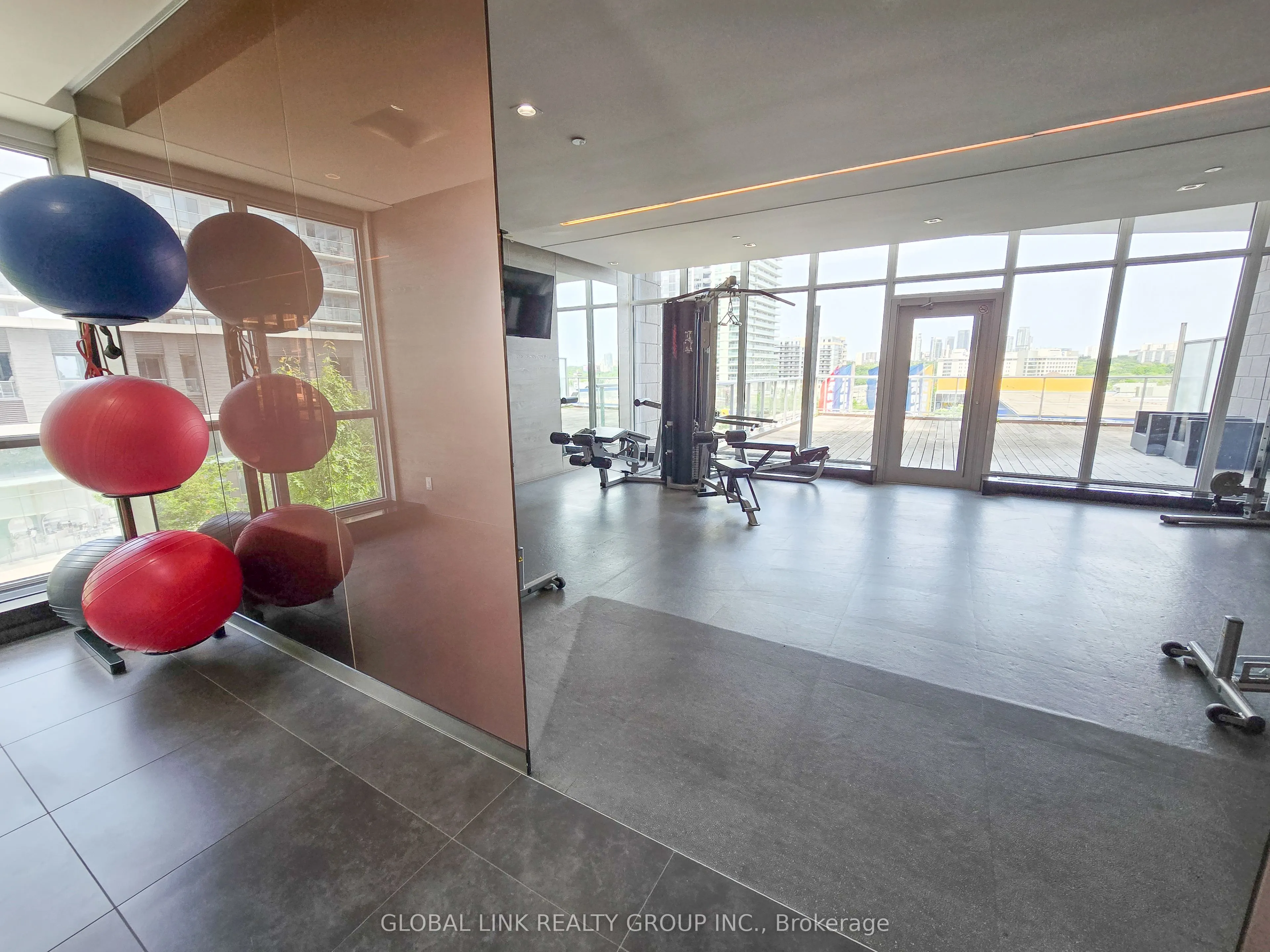 121 Mcmahon Drive, #915