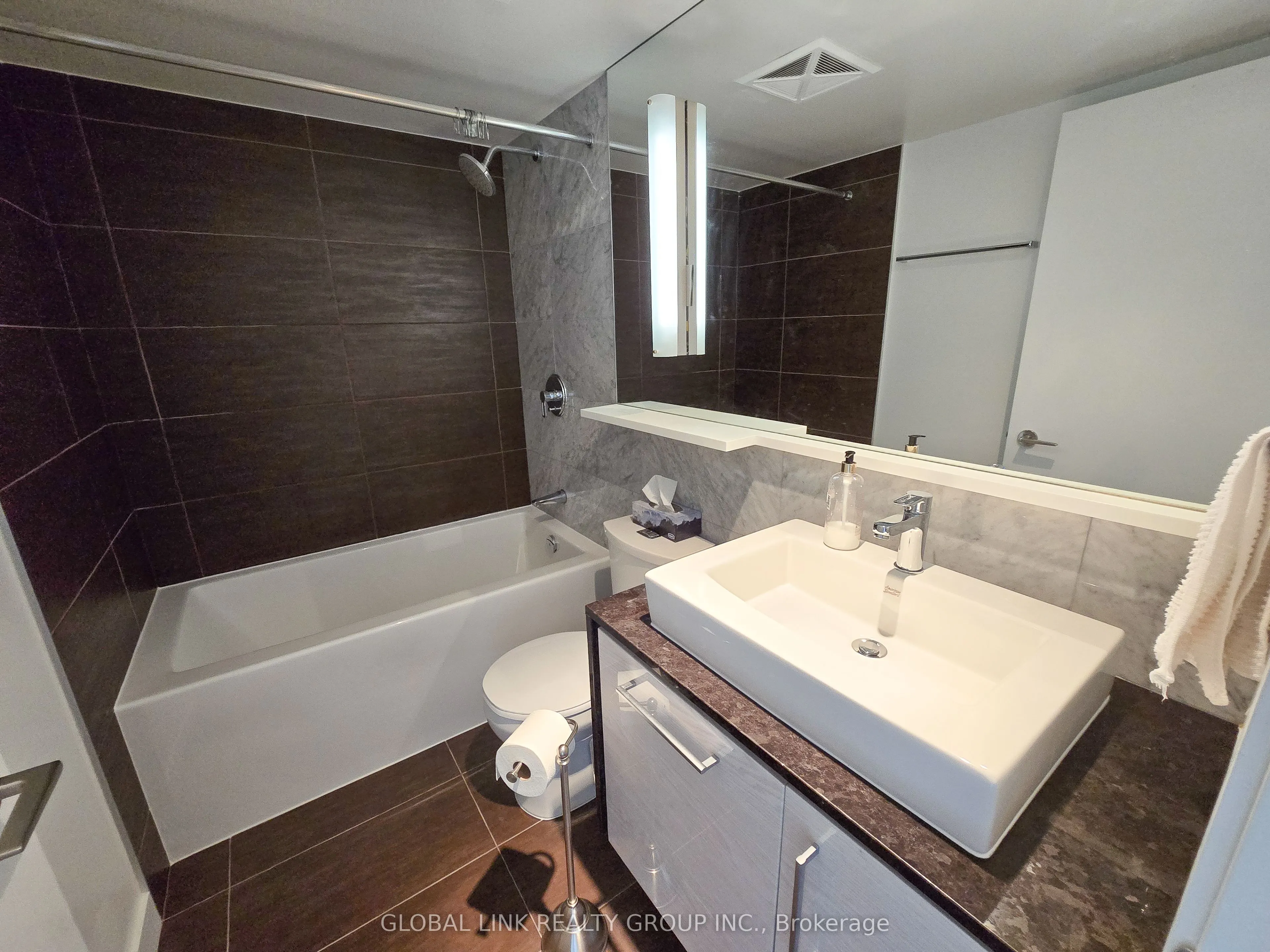 121 Mcmahon Drive, #915