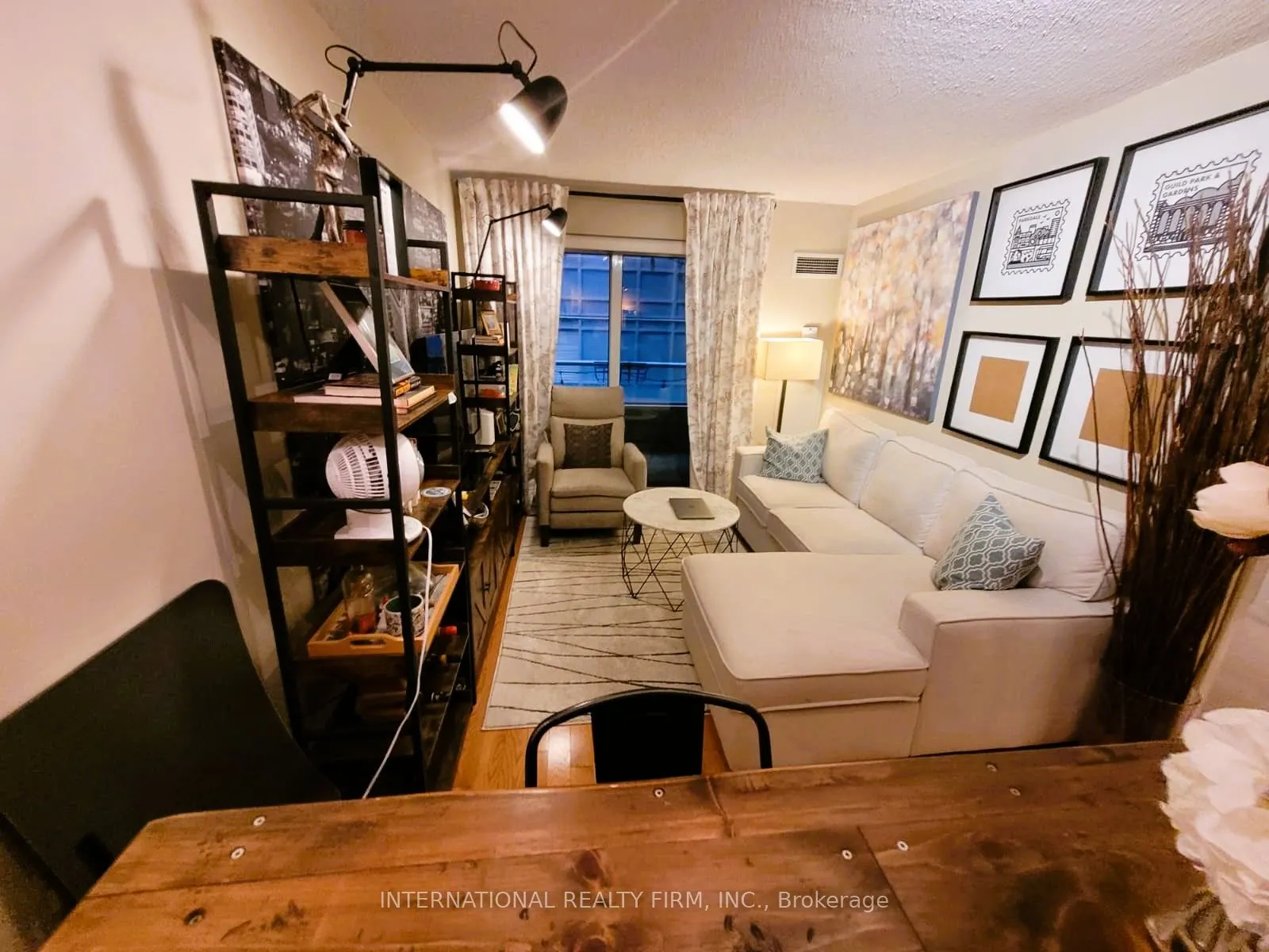 250 Wellington Street W, #426