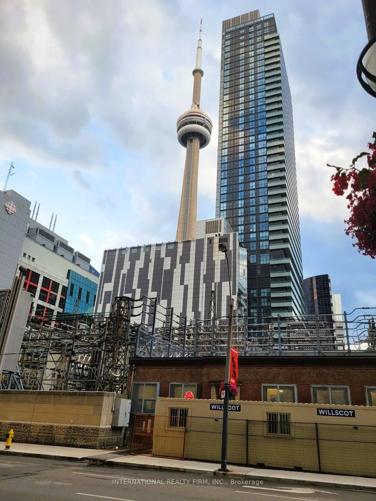 250 Wellington Street W, #426