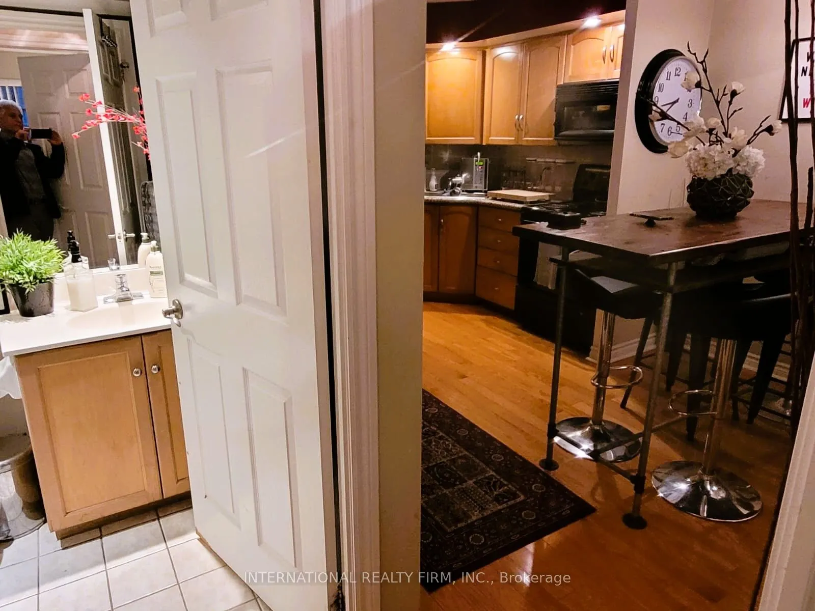 250 Wellington Street W, #426