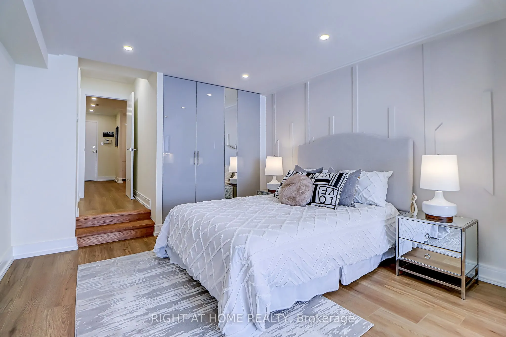 130 Carlton Street, #1207