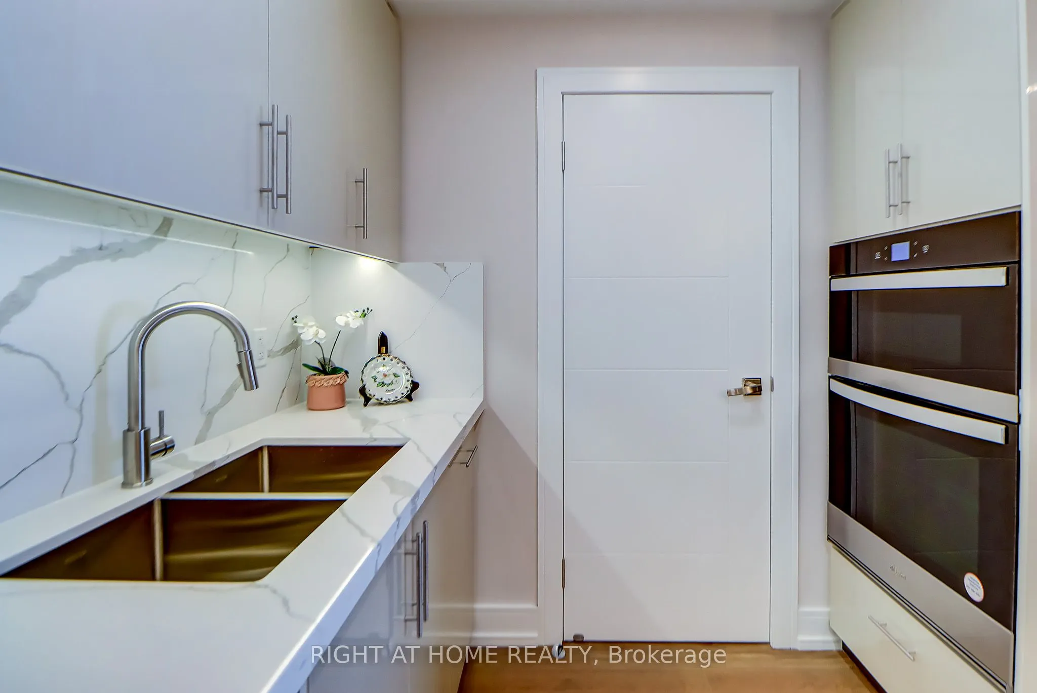 130 Carlton Street, #1207