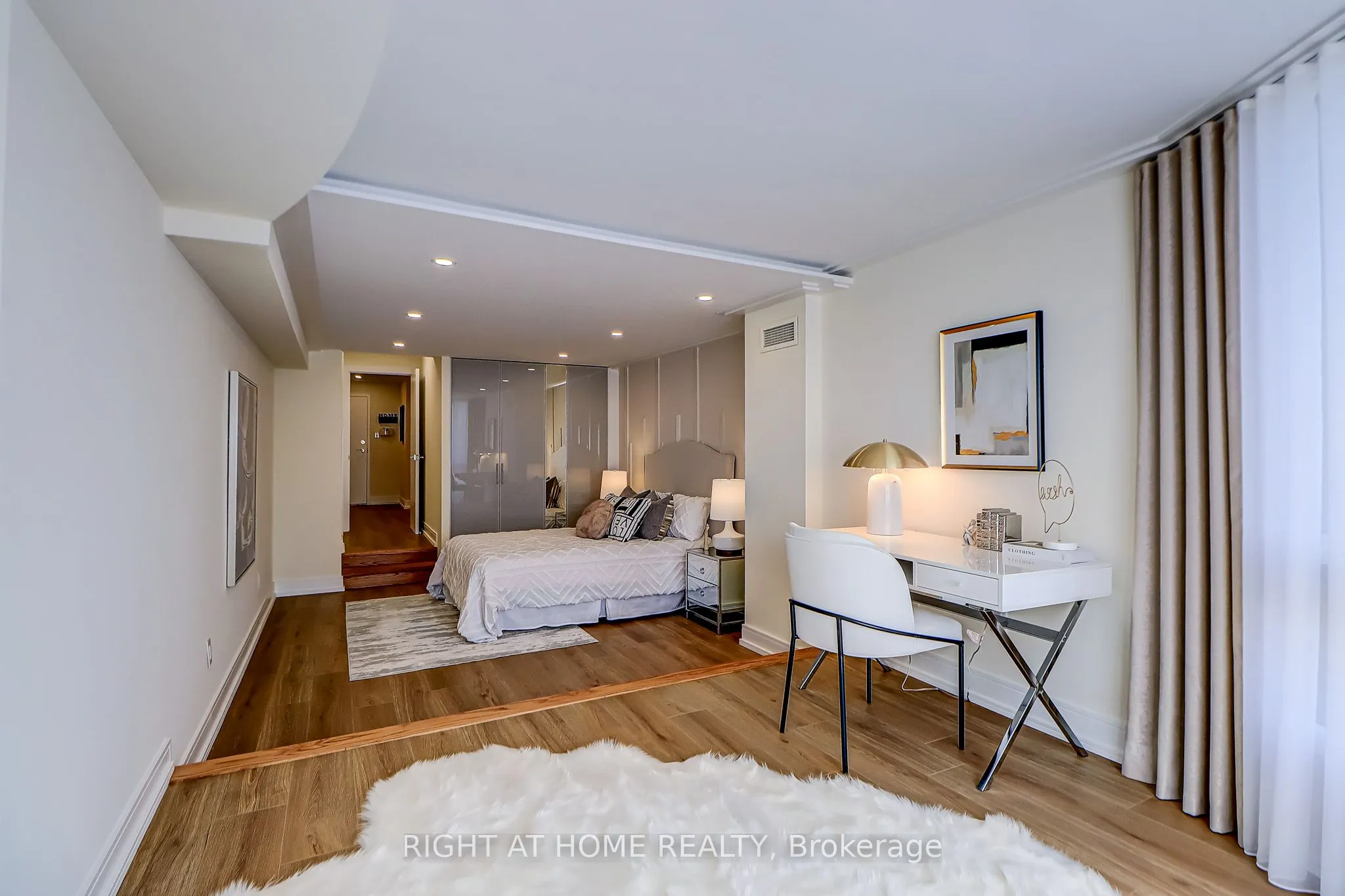 130 Carlton Street, #1207