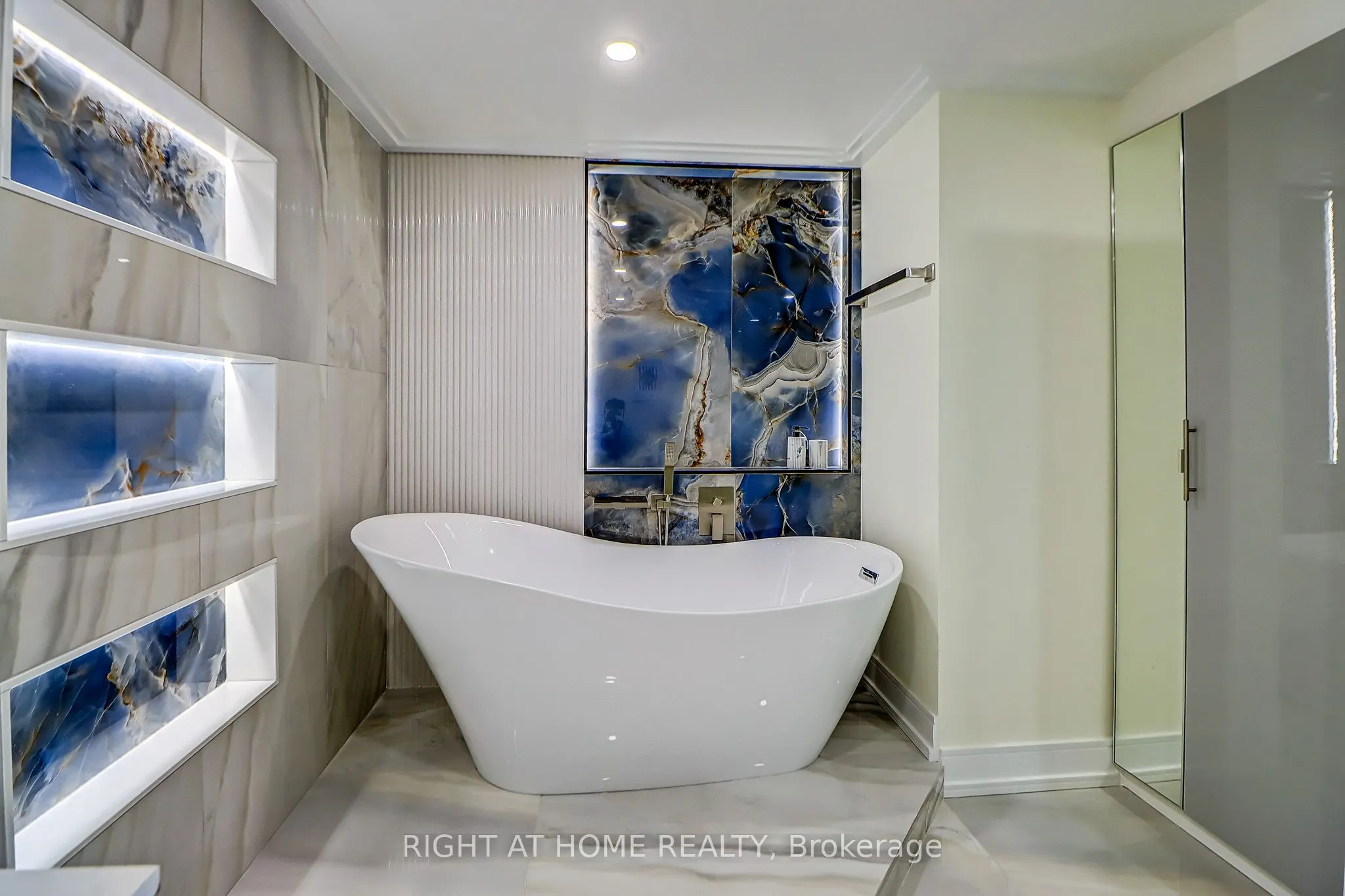 130 Carlton Street, #1207