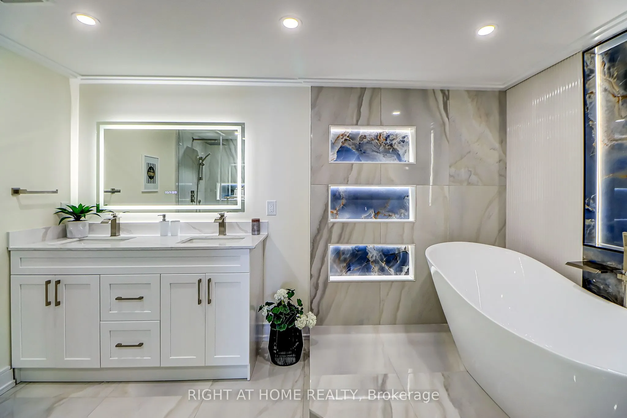 130 Carlton Street, #1207